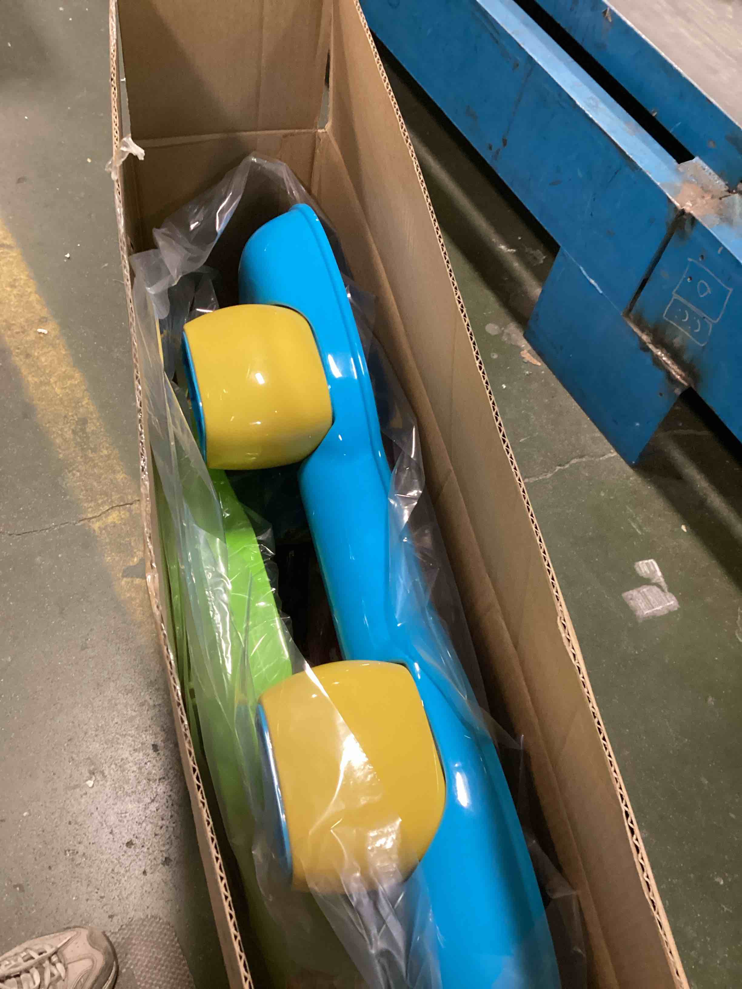 https://s3.amazonaws.com/lotting-images-prod/bidfta/RED6043122_1714998988131.jpeg