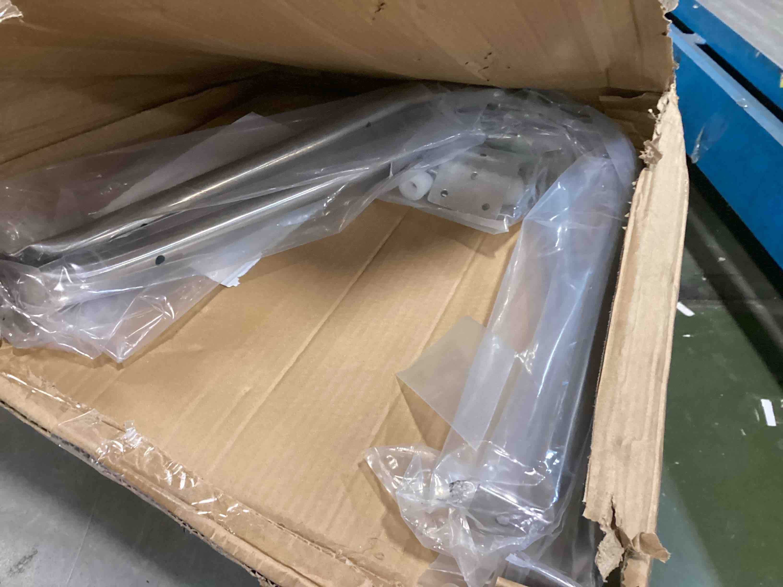 https://s3.amazonaws.com/lotting-images-prod/bidfta/RED6043650_1715098932006.jpeg