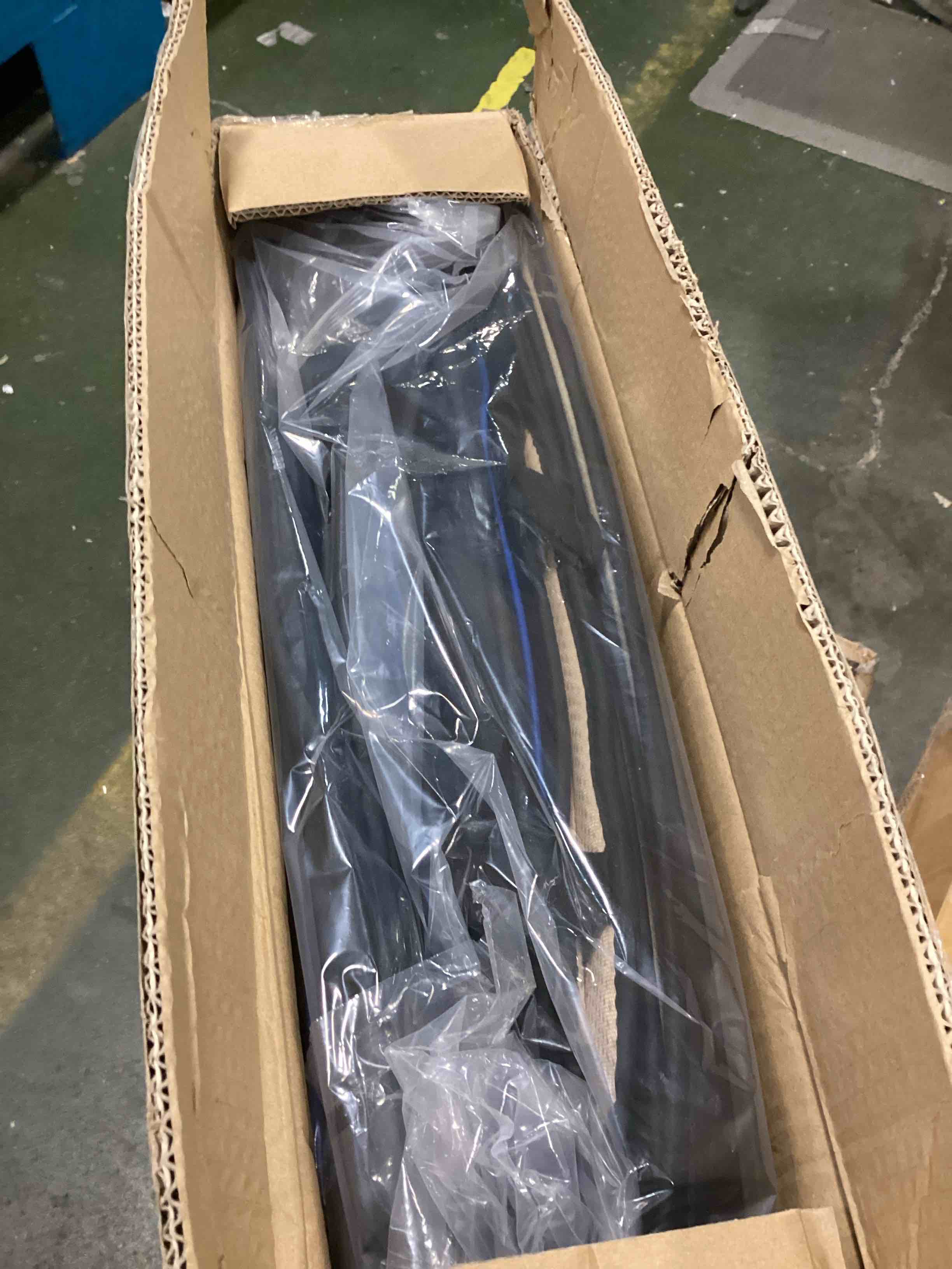 https://s3.amazonaws.com/lotting-images-prod/bidfta/RED6043665_1715102709135.jpeg