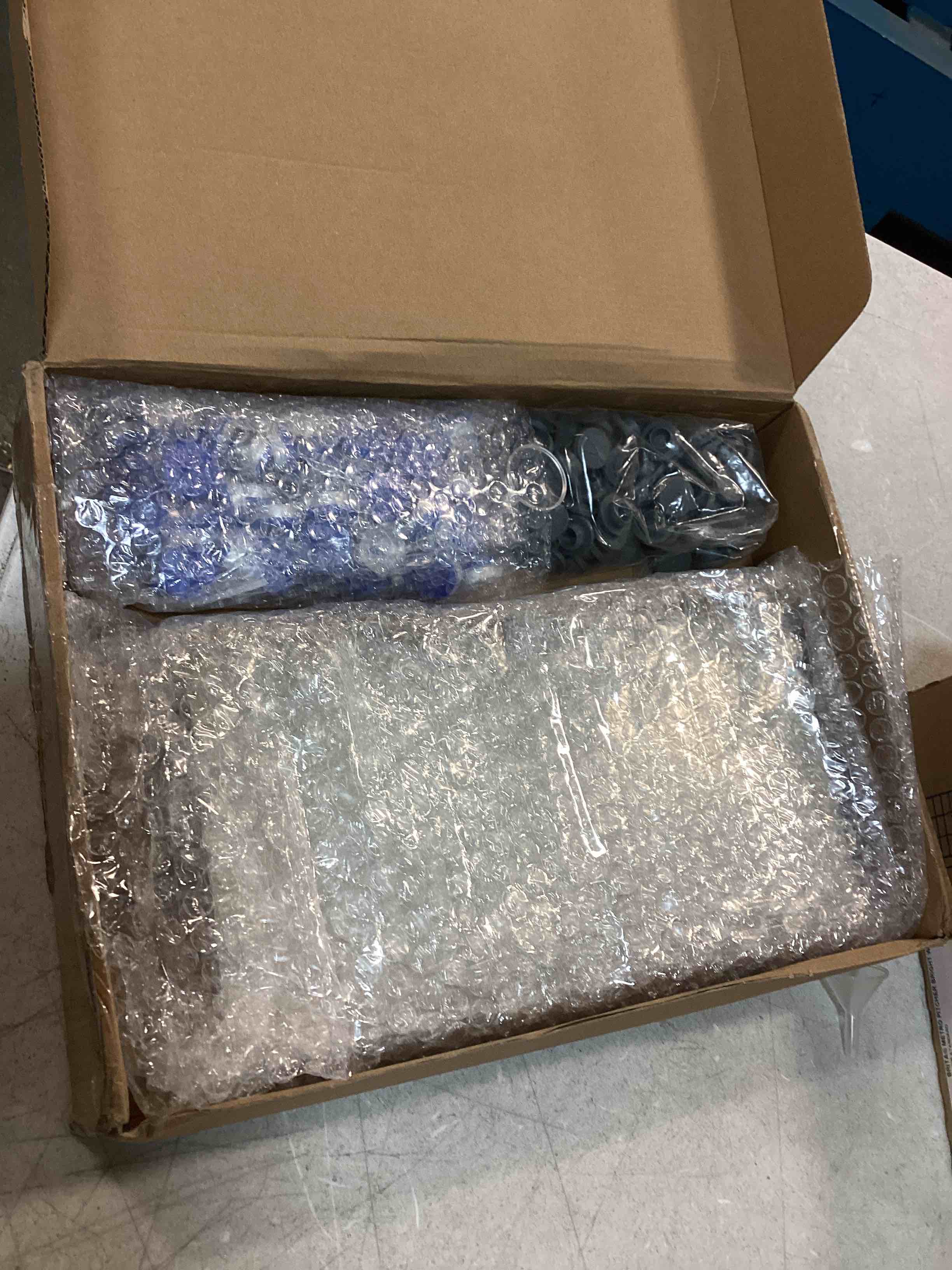 https://s3.amazonaws.com/lotting-images-prod/bidfta/RED6045703_1709387519264.jpeg