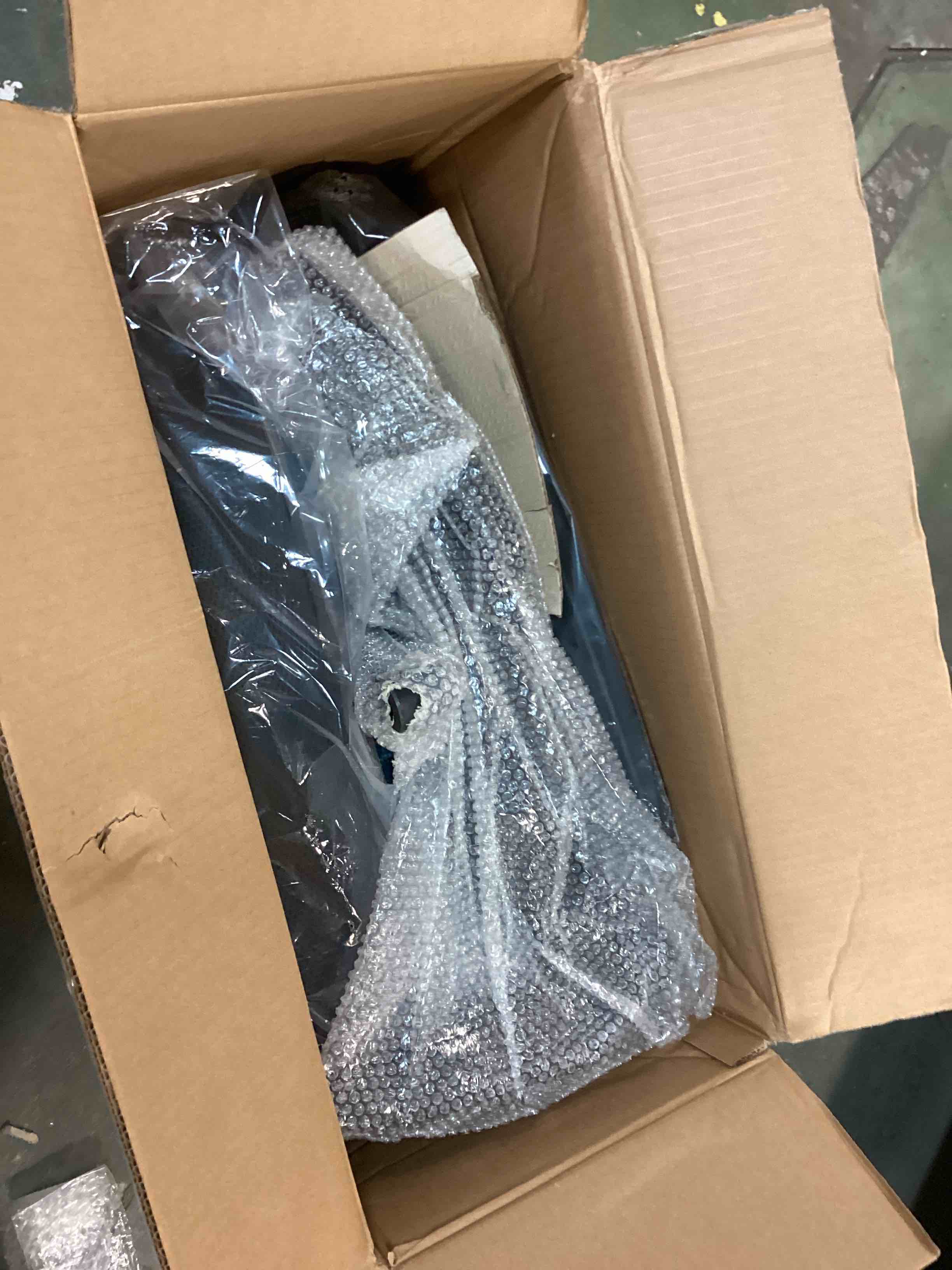 https://s3.amazonaws.com/lotting-images-prod/bidfta/RED6045790_1709397377642.jpeg