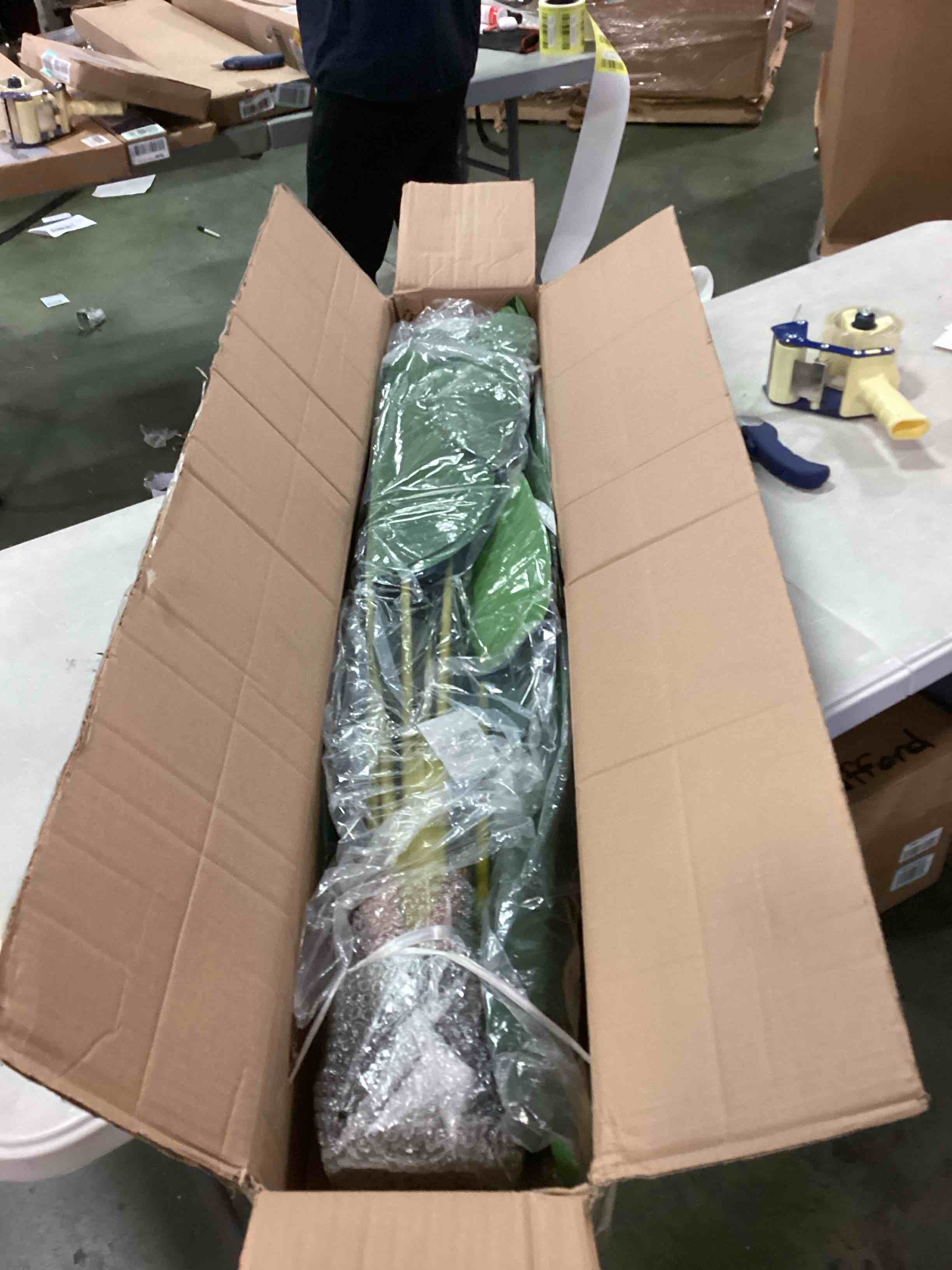 https://s3.amazonaws.com/lotting-images-prod/bidfta/RED6048225_1711645783743.jpeg