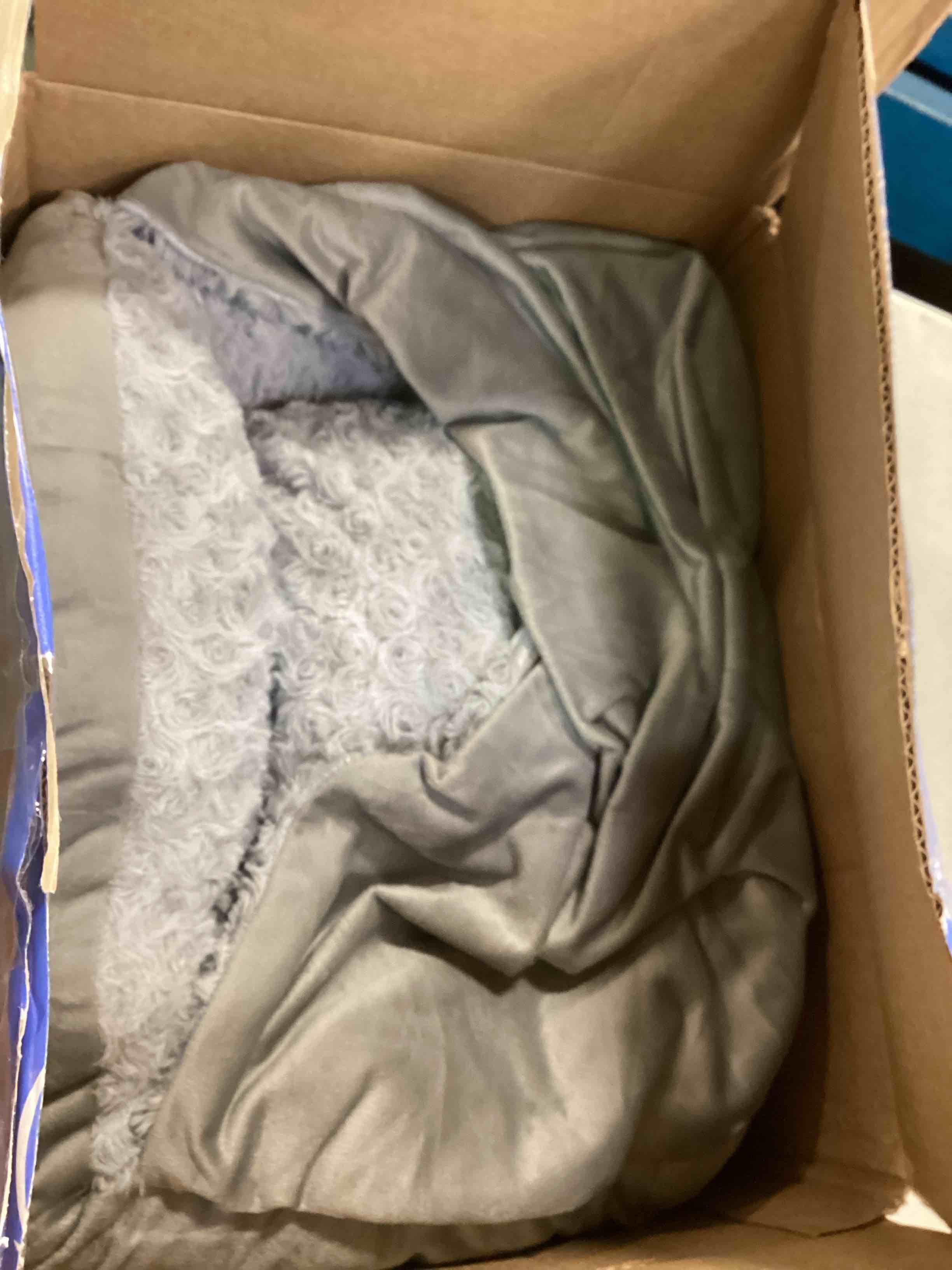 https://s3.amazonaws.com/lotting-images-prod/bidfta/RED6048458_1709741222530.jpeg