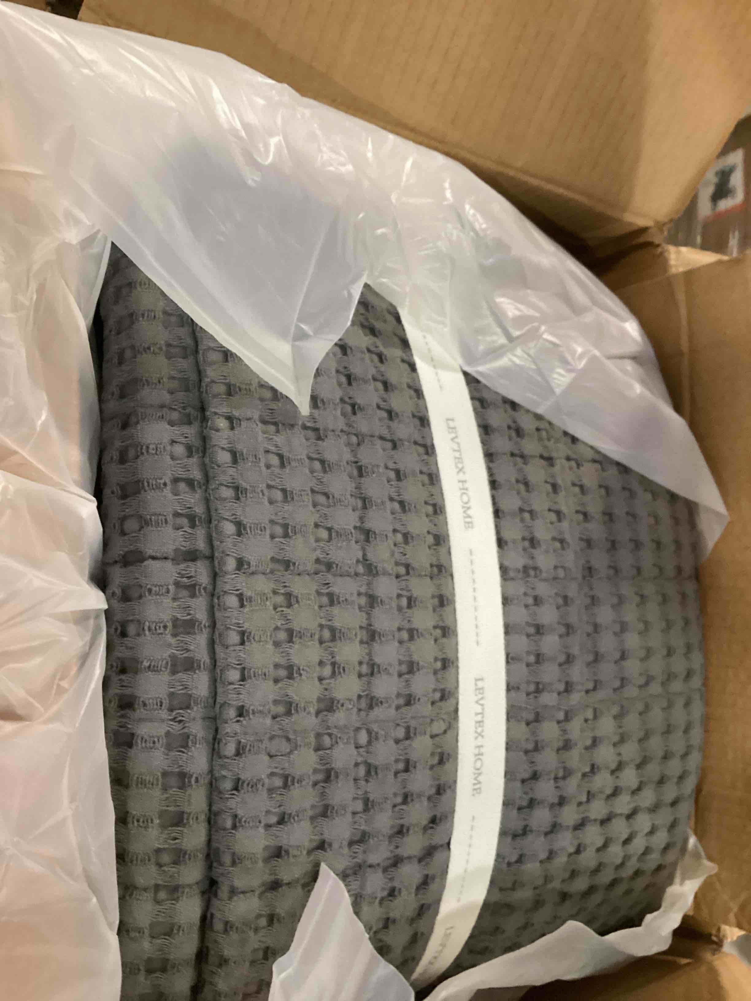 https://s3.amazonaws.com/lotting-images-prod/bidfta/RED6049585_1710333556698.jpeg