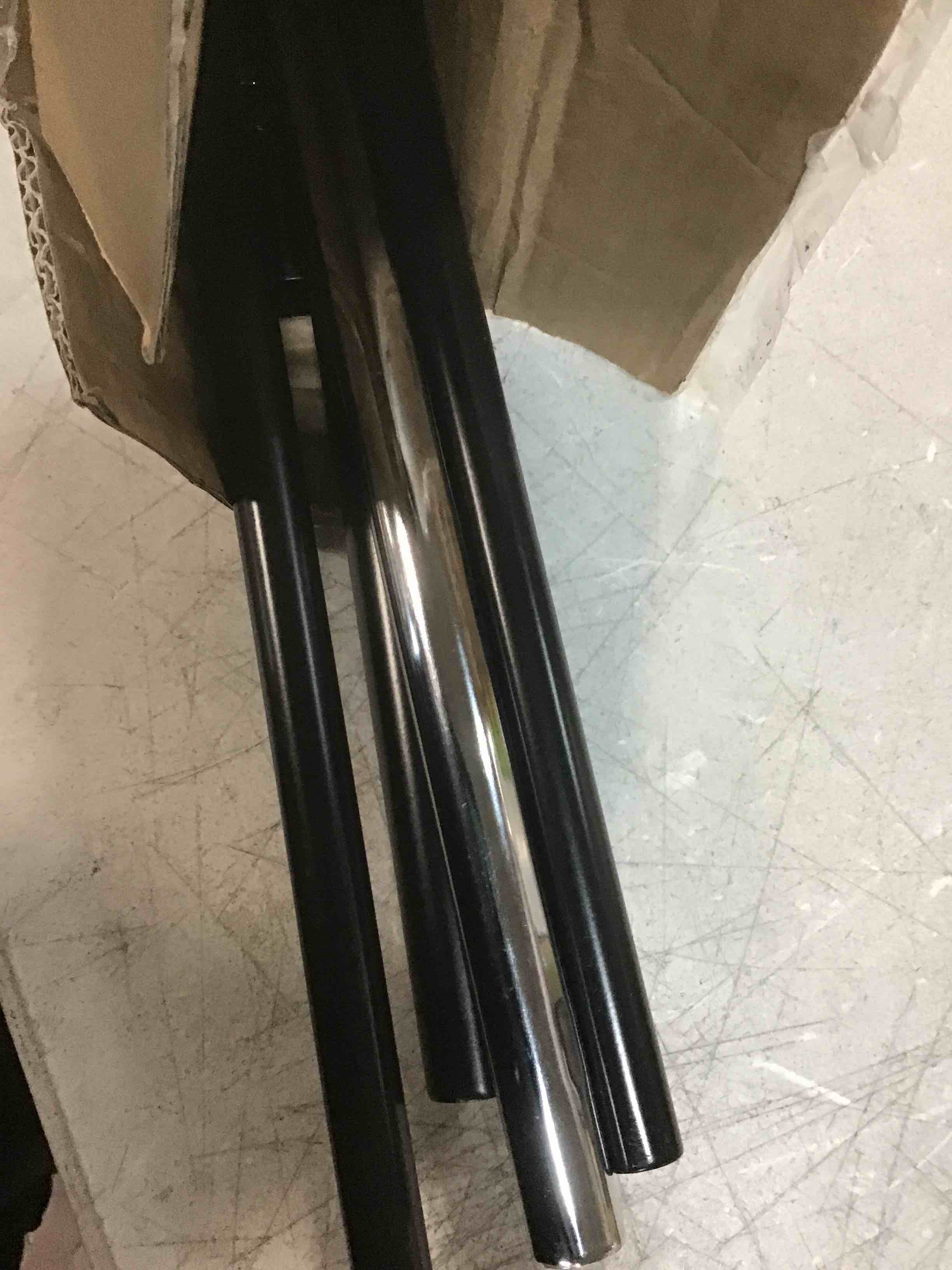 https://s3.amazonaws.com/lotting-images-prod/bidfta/RED6052905_1710870402585.jpeg