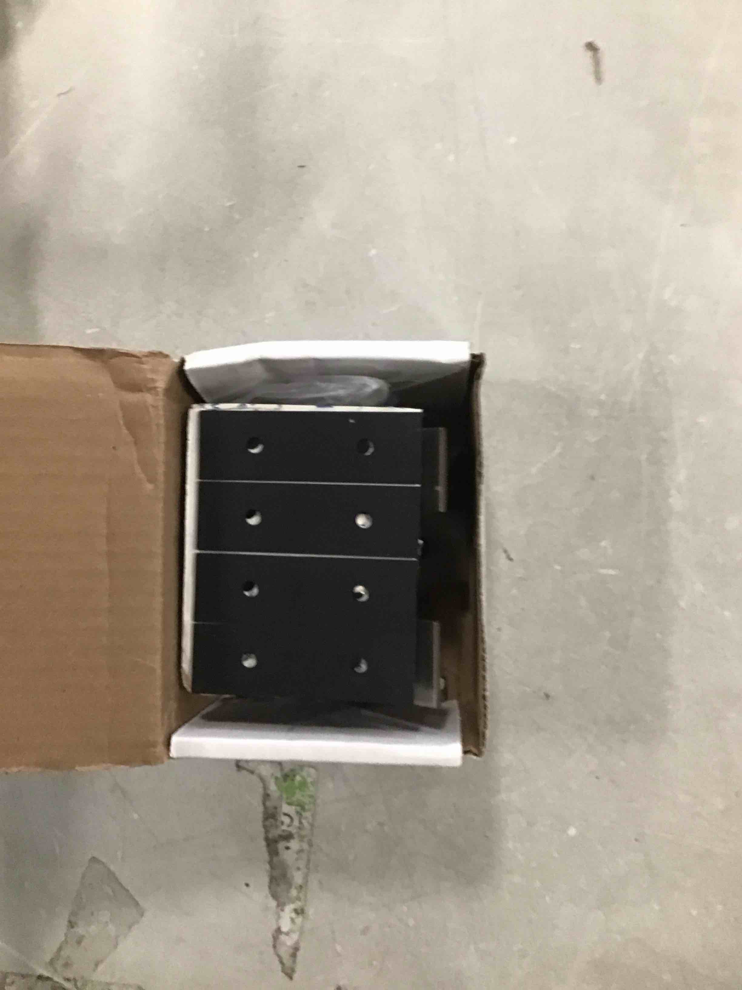 https://s3.amazonaws.com/lotting-images-prod/bidfta/RED6055808_1712666917349.jpeg