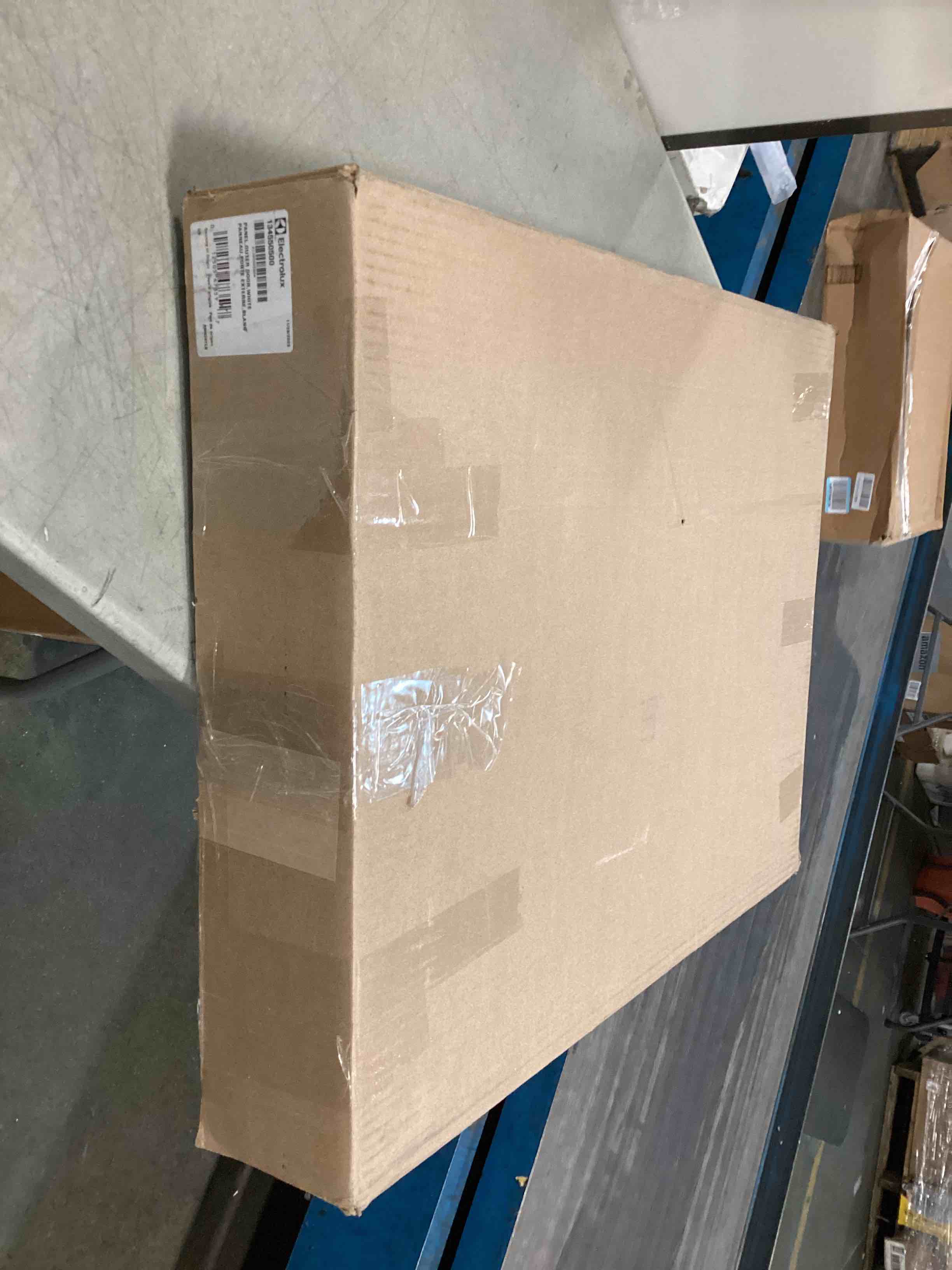 https://s3.amazonaws.com/lotting-images-prod/bidfta/RED6059861_1715429314763.jpeg