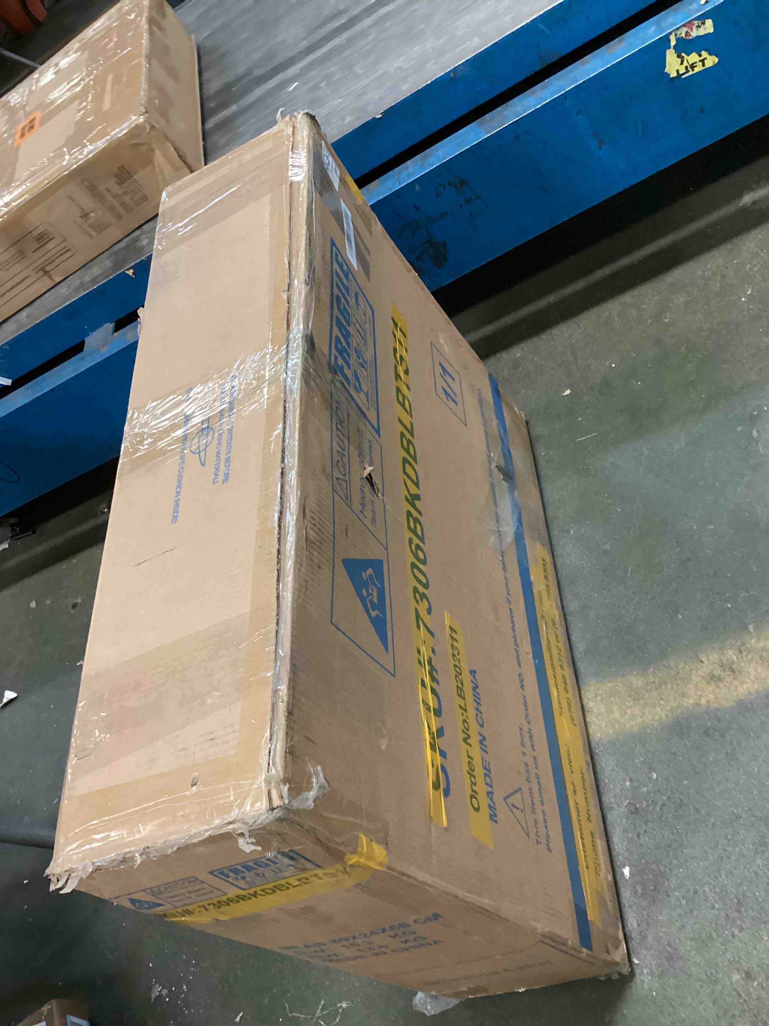 https://s3.amazonaws.com/lotting-images-prod/bidfta/RED6059895_1715435860407.jpeg