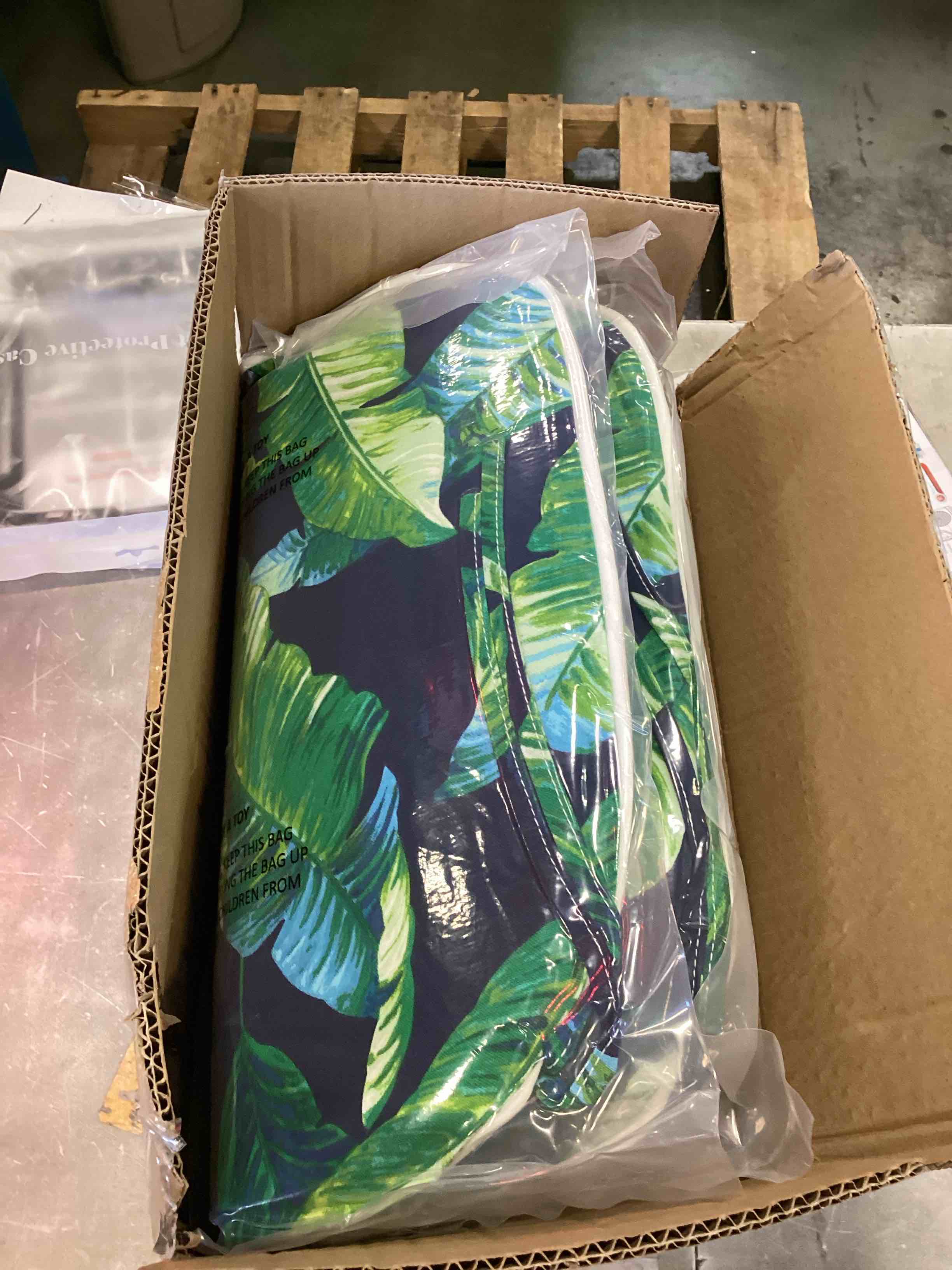 https://s3.amazonaws.com/lotting-images-prod/bidfta/RED6060306_1717679922989.jpeg