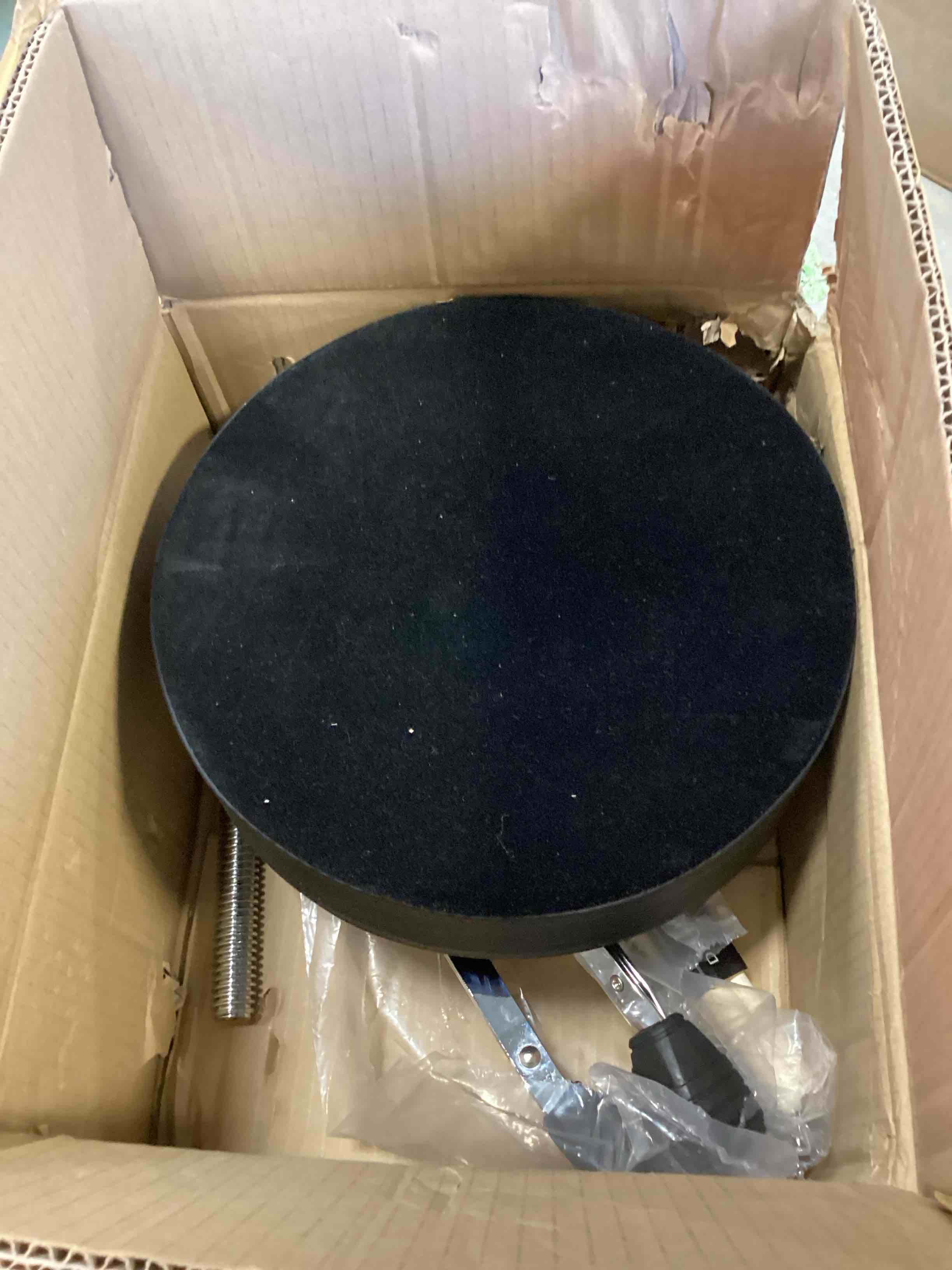 https://s3.amazonaws.com/lotting-images-prod/bidfta/RED6060320_1717681269272.jpeg