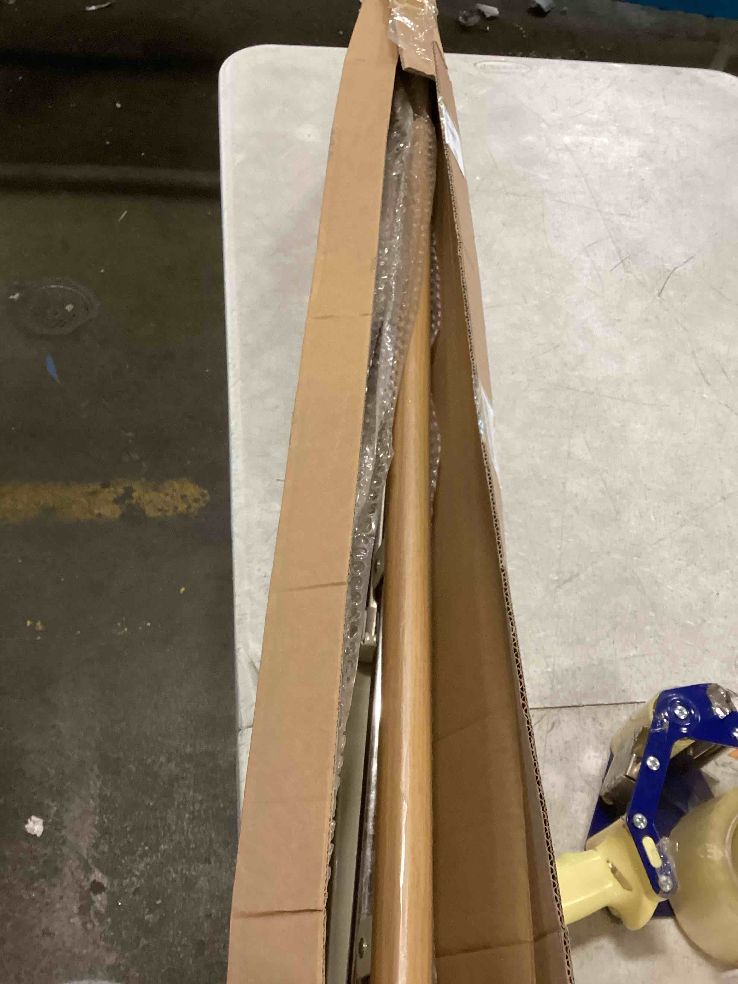 https://s3.amazonaws.com/lotting-images-prod/bidfta/RED6061064_1710603589476.jpeg