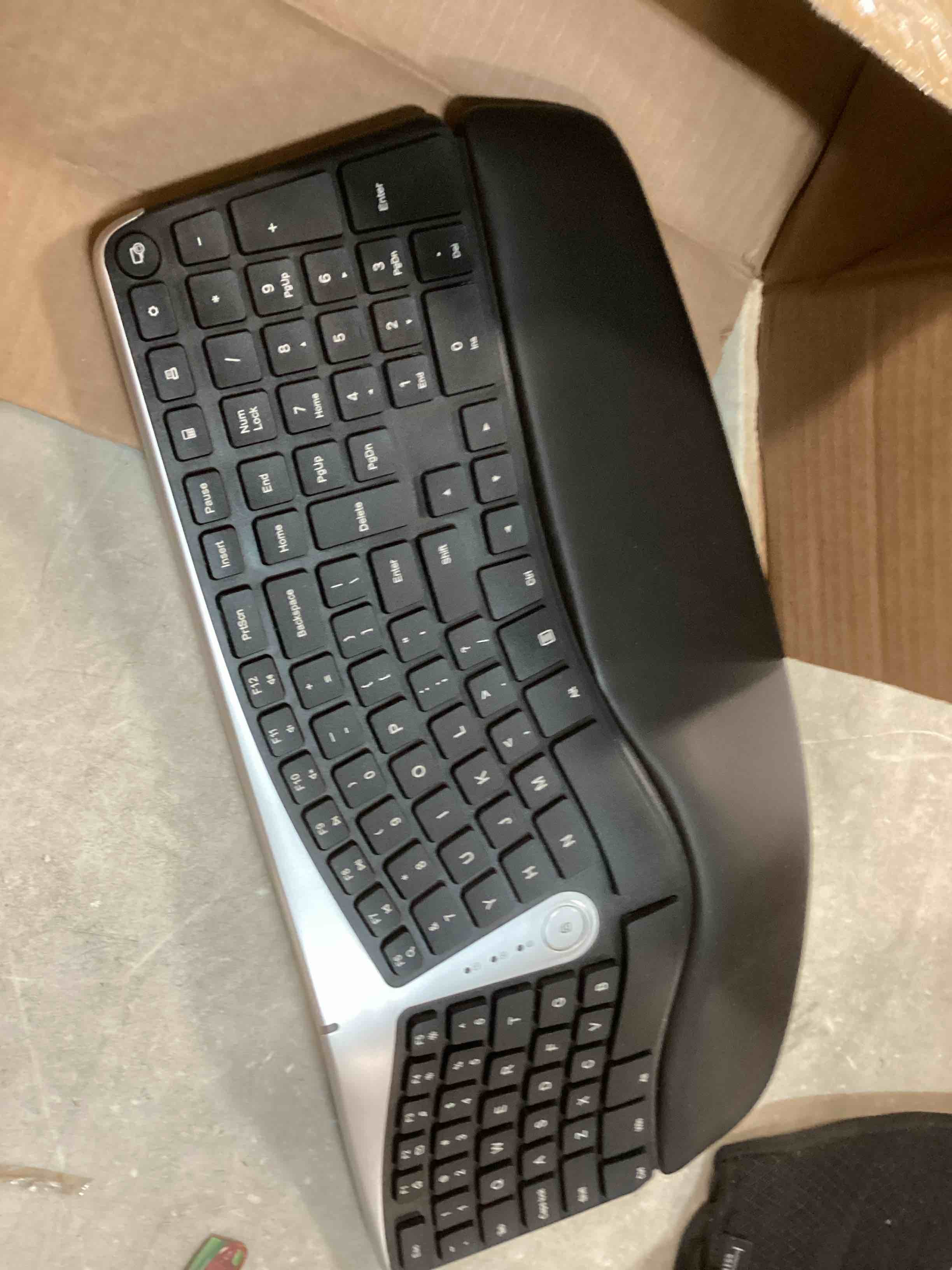 https://s3.amazonaws.com/lotting-images-prod/bidfta/RED6064374_1711120587760.jpeg