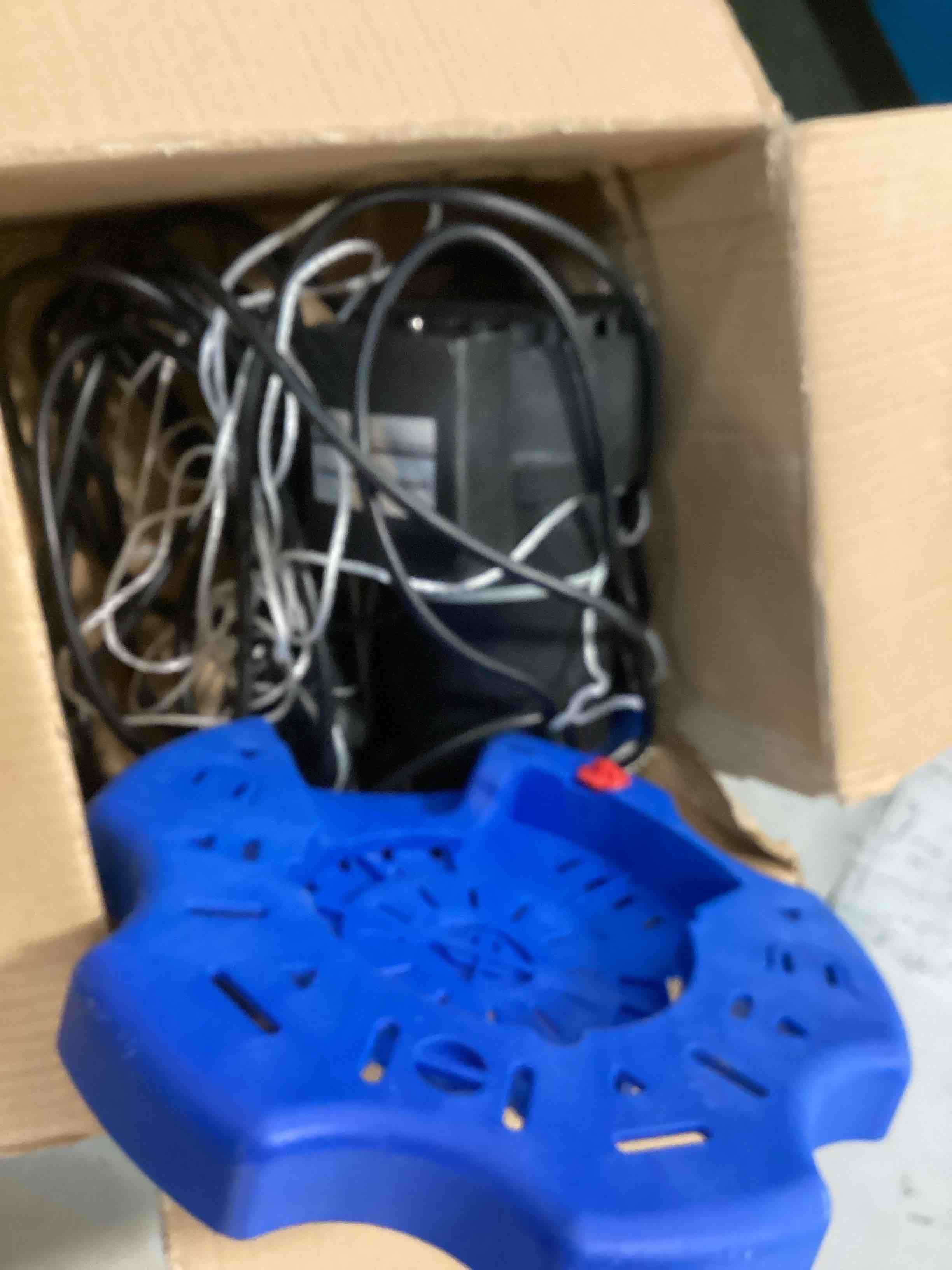 https://s3.amazonaws.com/lotting-images-prod/bidfta/RED6064760_1711373579844.jpeg