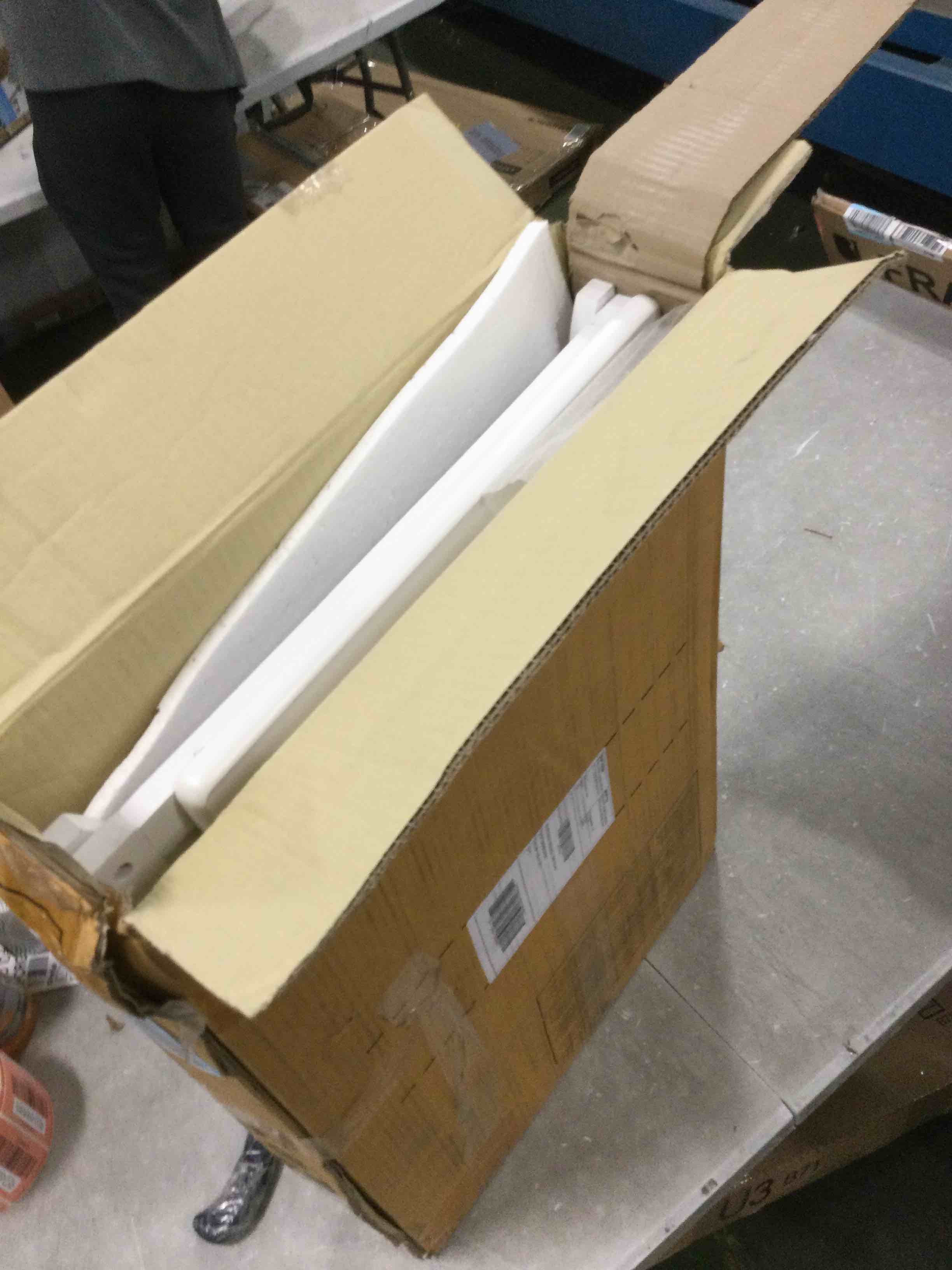 https://s3.amazonaws.com/lotting-images-prod/bidfta/RED6066563_1710938663969.jpeg