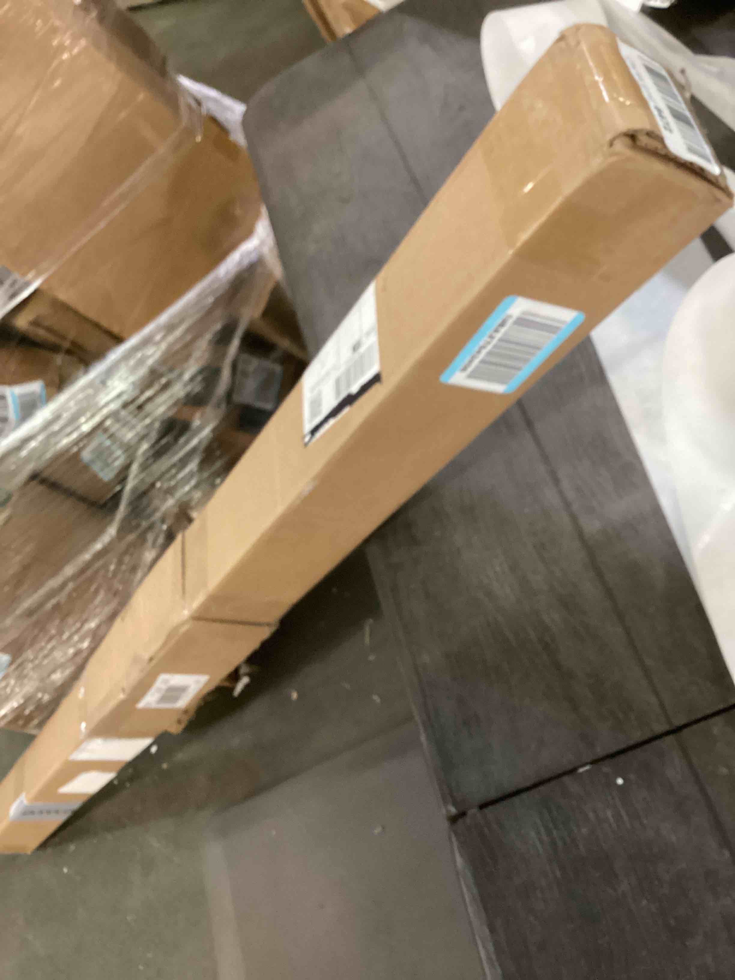 https://s3.amazonaws.com/lotting-images-prod/bidfta/RED6067740_1711549266636.jpeg