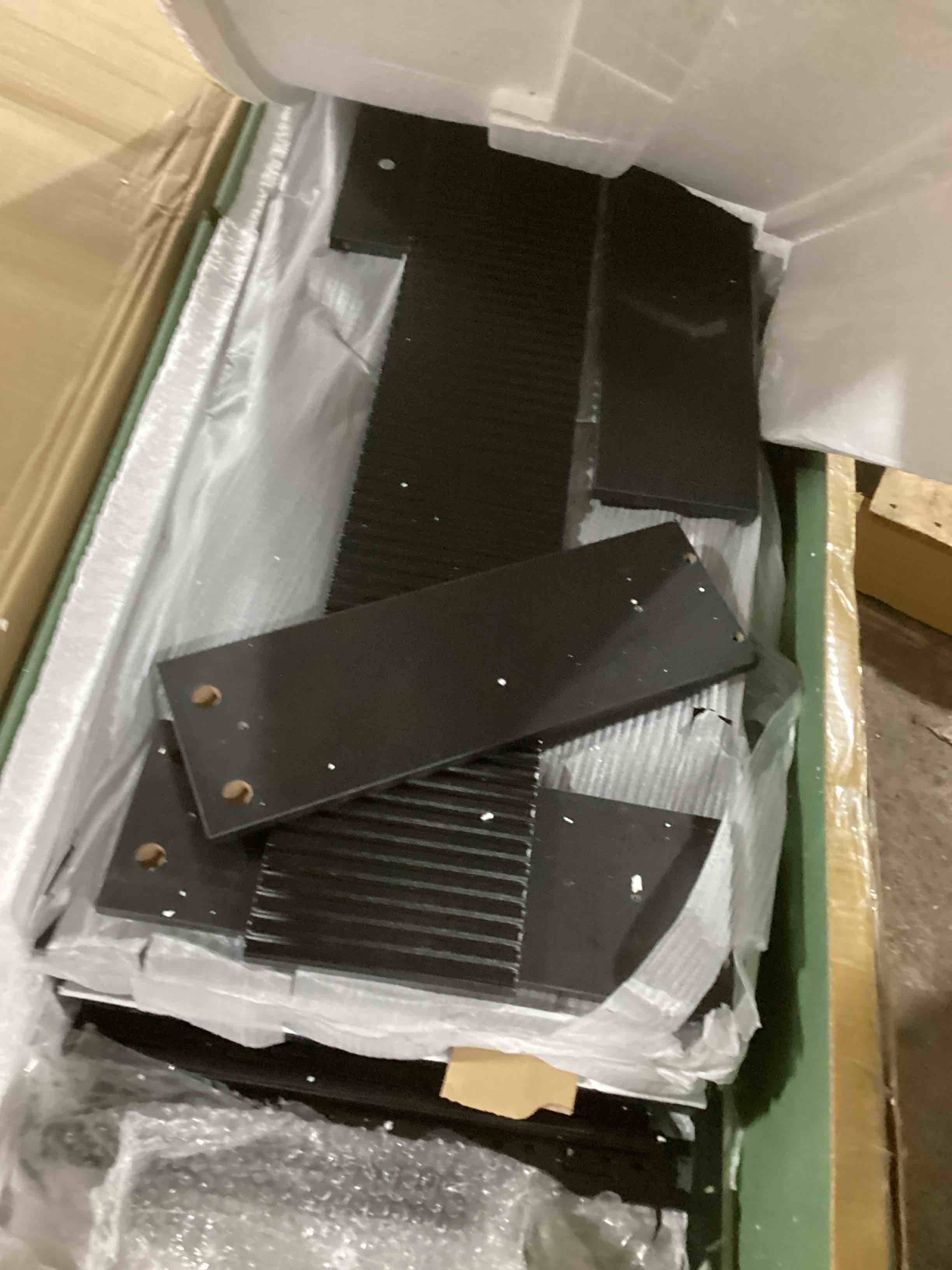 https://s3.amazonaws.com/lotting-images-prod/bidfta/RED6074443_1711560683701.jpeg