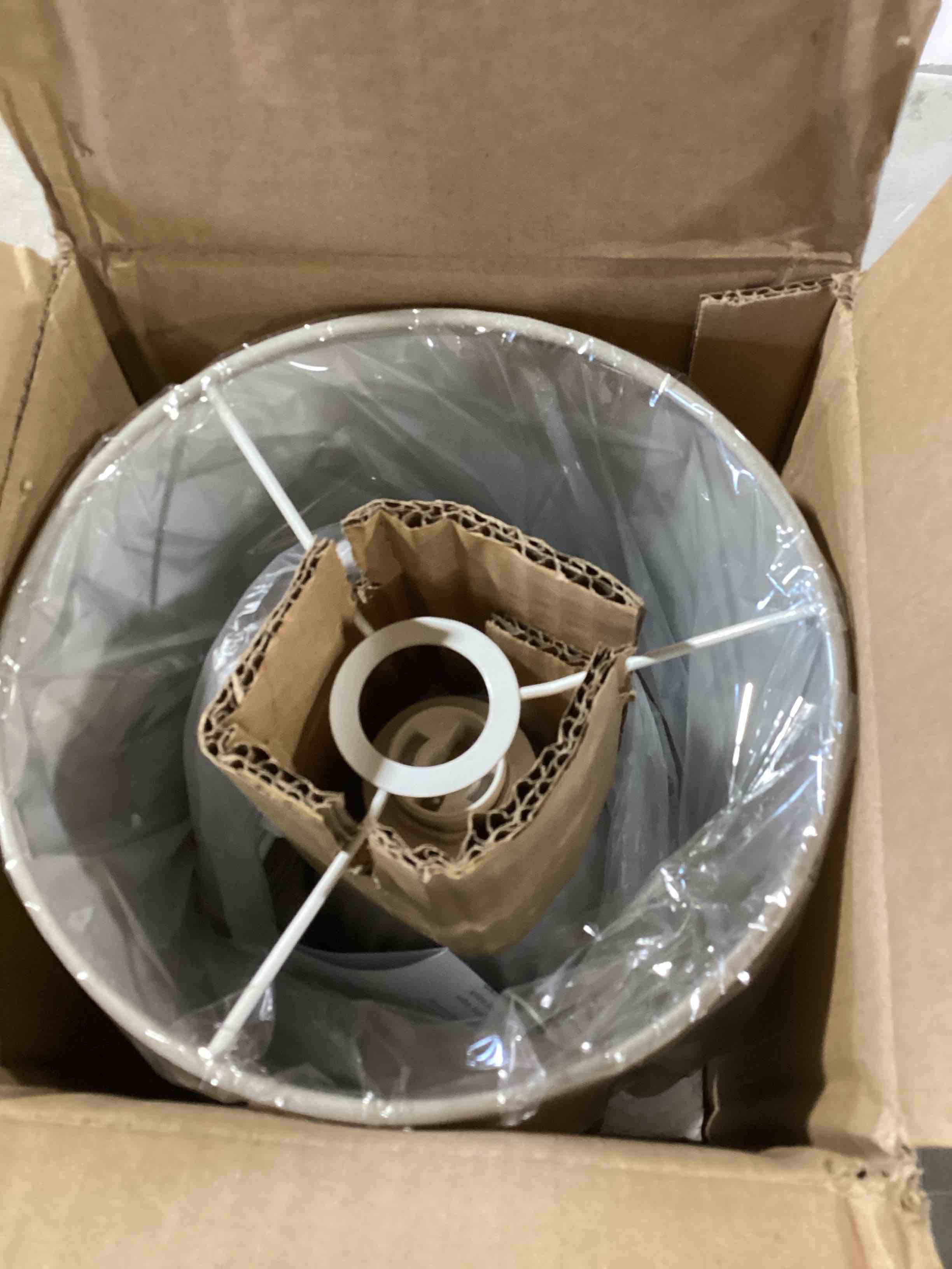 https://s3.amazonaws.com/lotting-images-prod/bidfta/RED6078281_1712588650907.jpeg