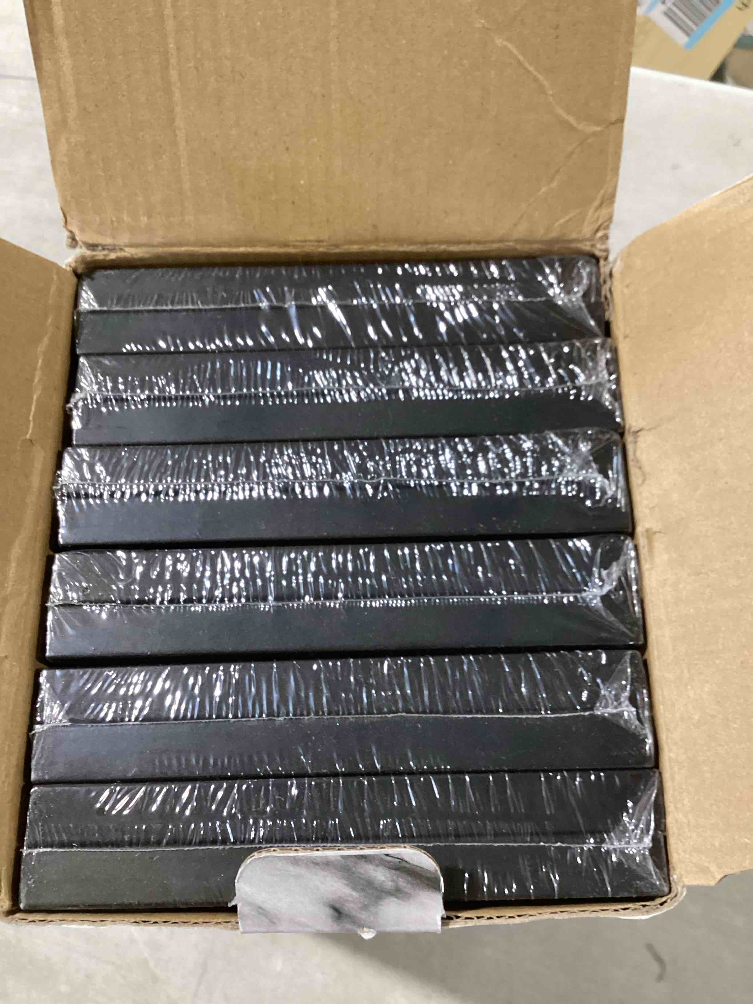 https://s3.amazonaws.com/lotting-images-prod/bidfta/RED6078297_1712590593208.jpeg