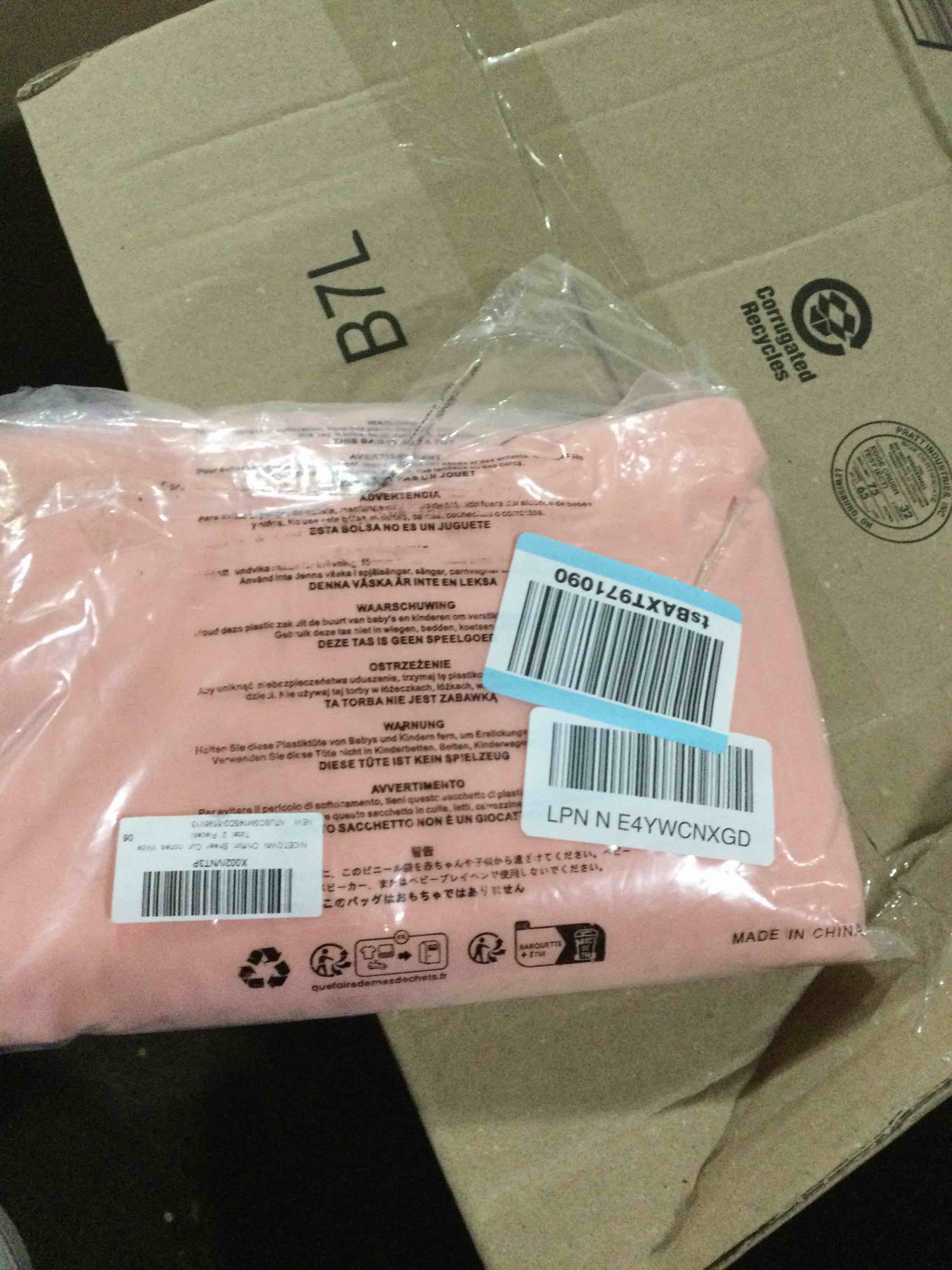 https://s3.amazonaws.com/lotting-images-prod/bidfta/RED6088608_1721315689812.jpeg