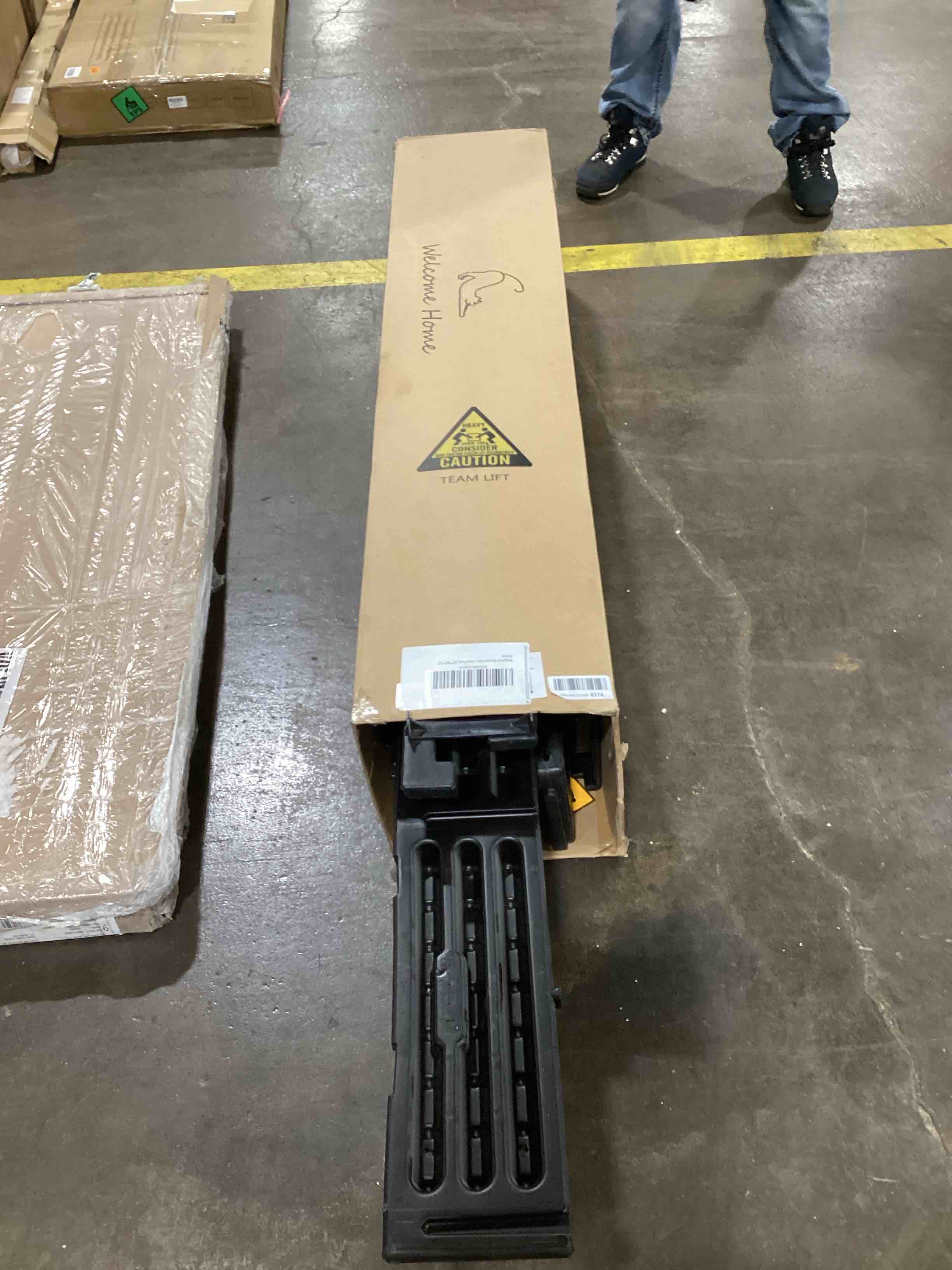 https://s3.amazonaws.com/lotting-images-prod/bidfta/RED6098664_1717528958416.jpeg