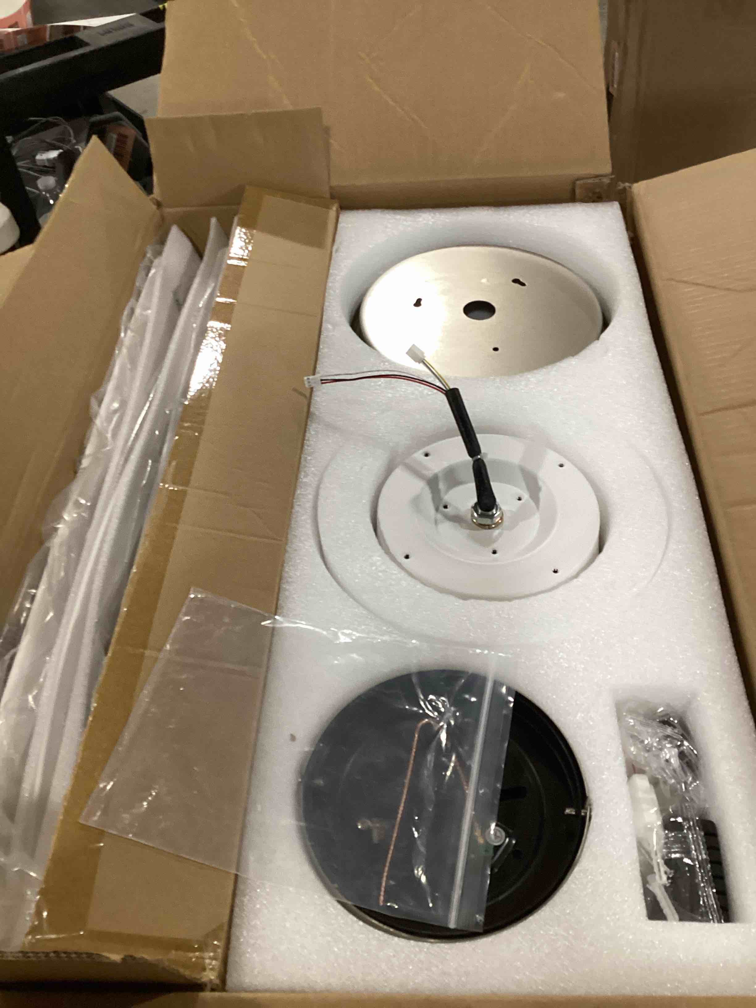 https://s3.amazonaws.com/lotting-images-prod/bidfta/RED6103954_1715717855067.jpeg