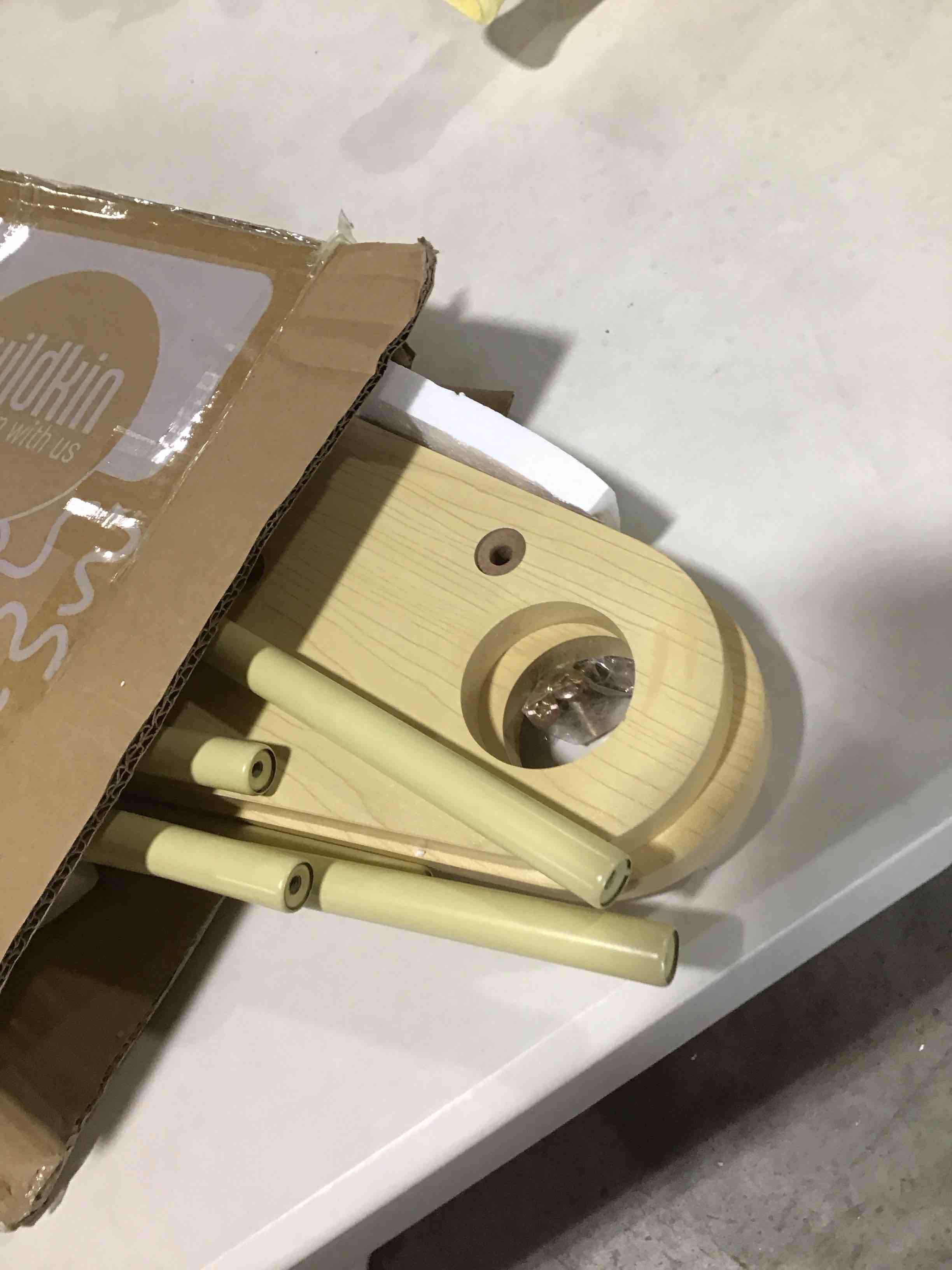 https://s3.amazonaws.com/lotting-images-prod/bidfta/RED6104561_1715972051944.jpeg
