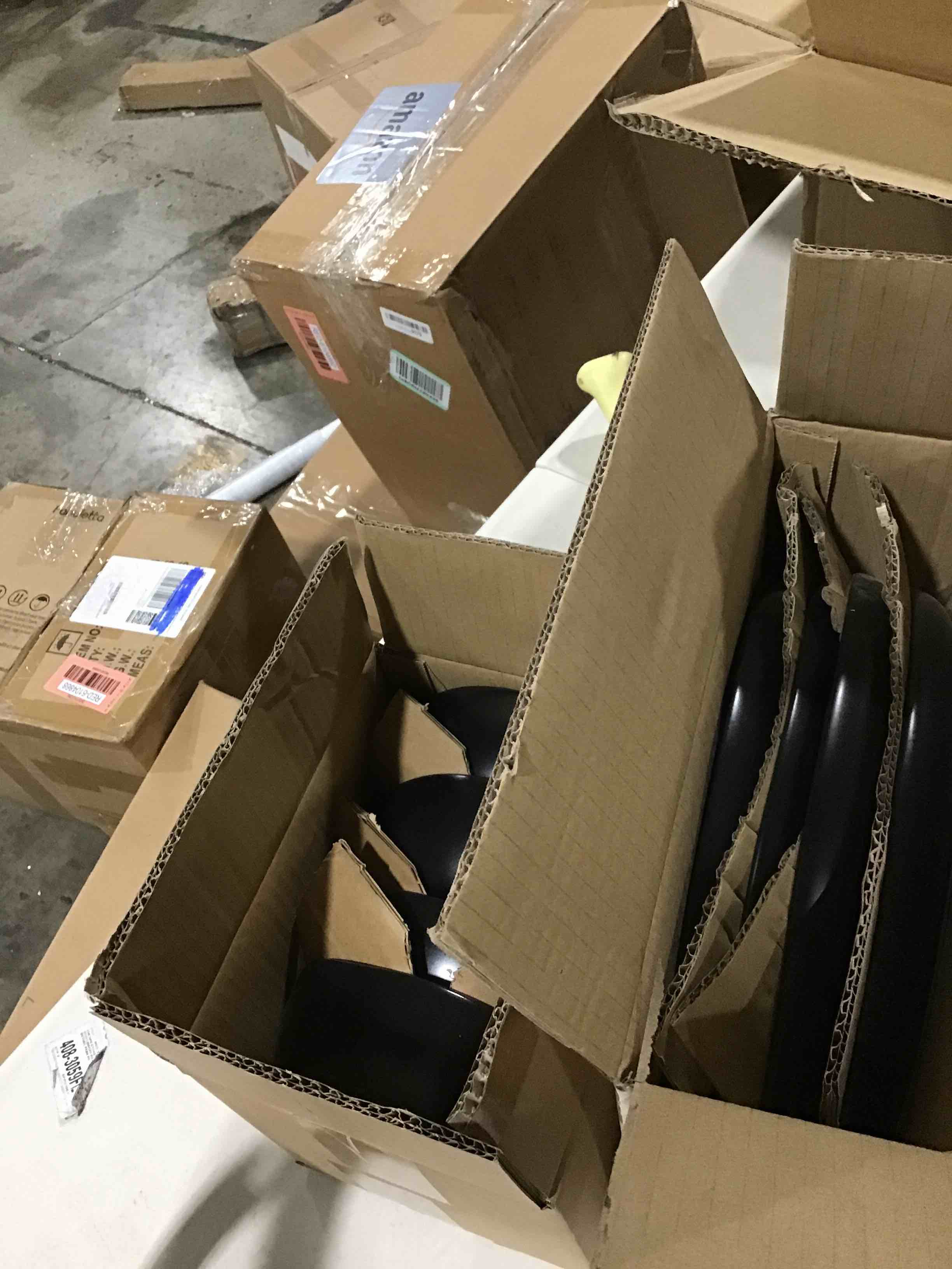 https://s3.amazonaws.com/lotting-images-prod/bidfta/RED6104893_1716313813089.jpeg