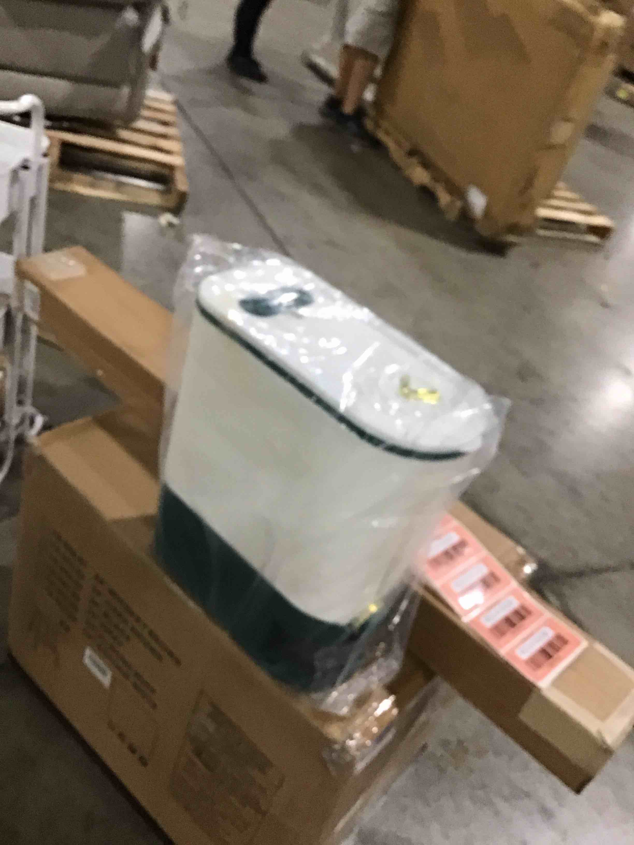 https://s3.amazonaws.com/lotting-images-prod/bidfta/RED6105296_1716572486372.jpeg