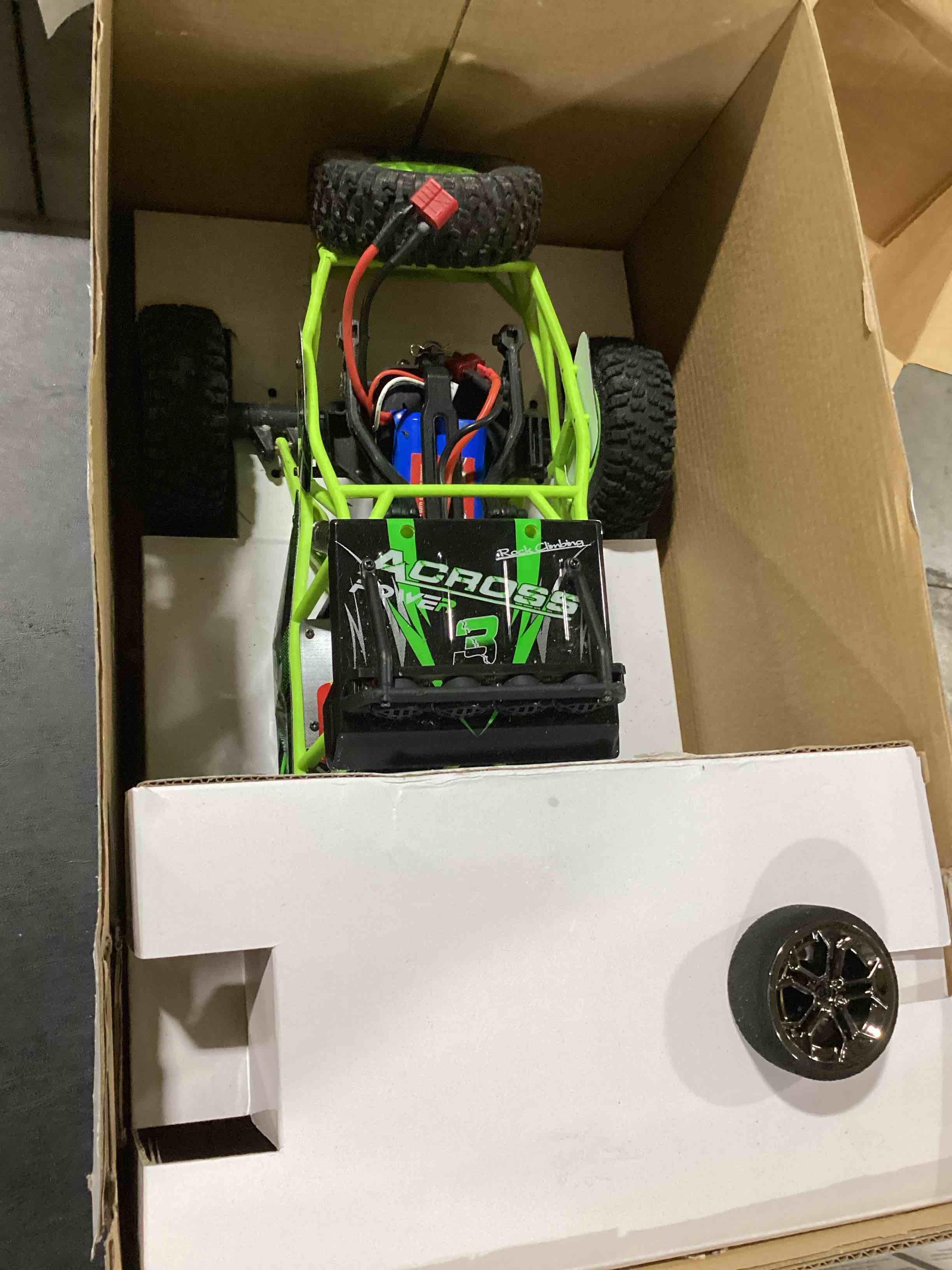 https://s3.amazonaws.com/lotting-images-prod/bidfta/RED6105960_1716057814516.jpeg