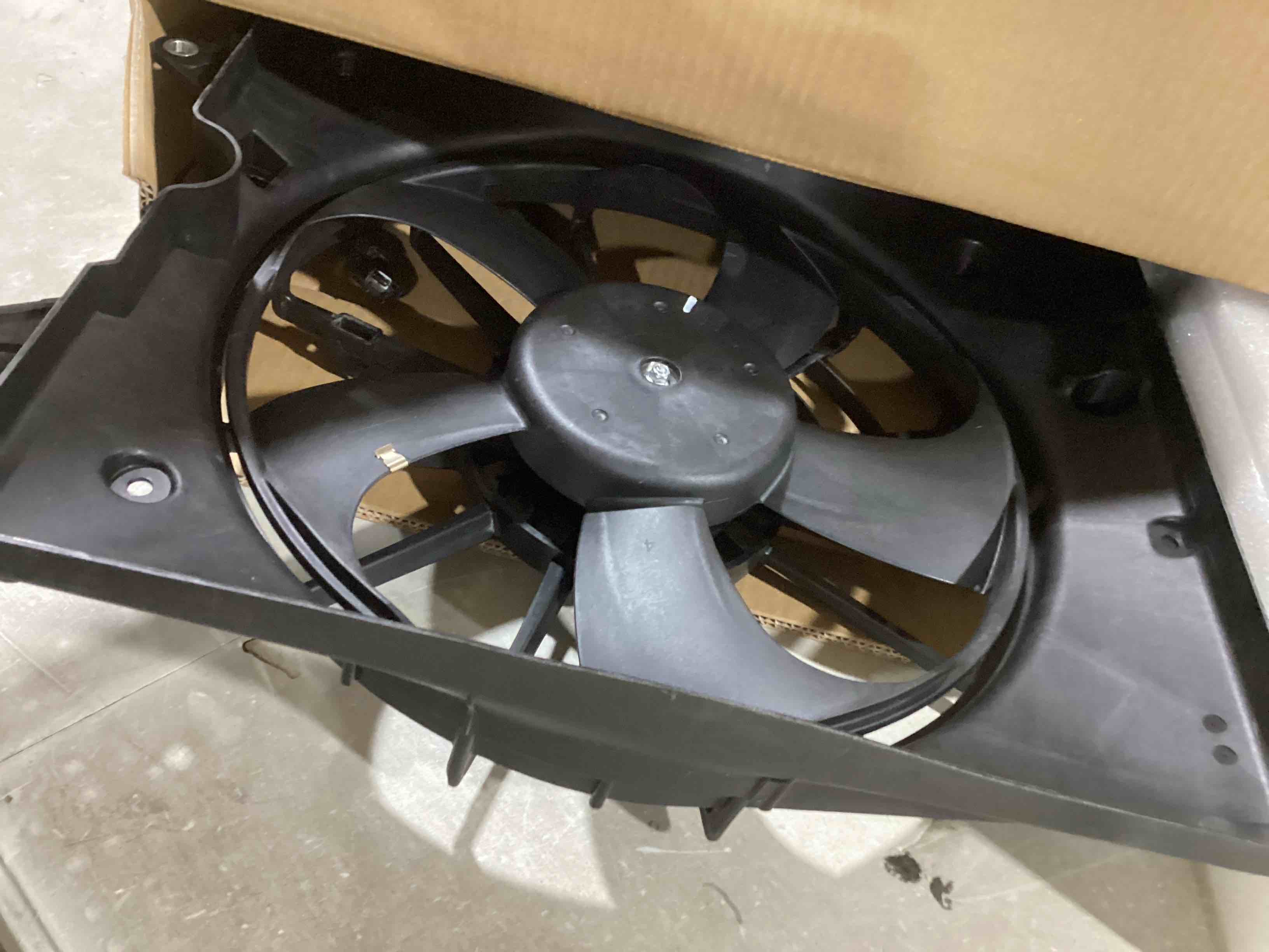 https://s3.amazonaws.com/lotting-images-prod/bidfta/RED6106786_1721304985519.jpeg