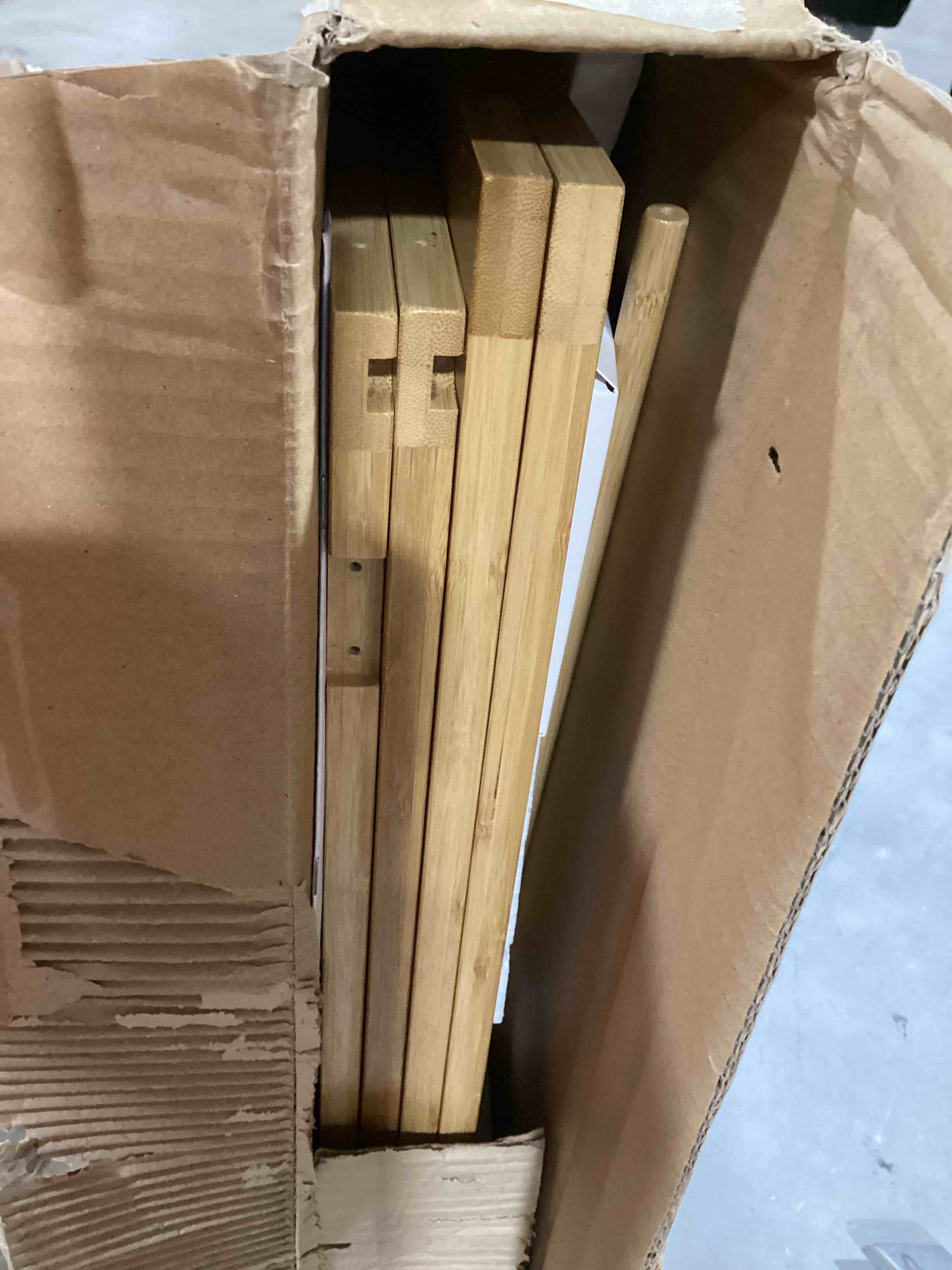 https://s3.amazonaws.com/lotting-images-prod/bidfta/RED6112790_1717434497394.jpeg