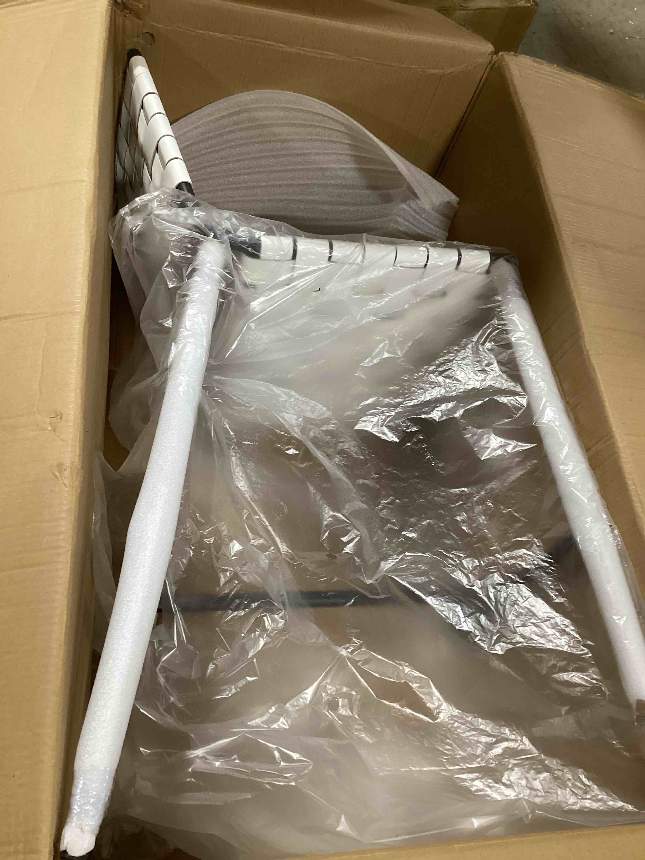 https://s3.amazonaws.com/lotting-images-prod/bidfta/RED6113864_1716556249583.jpeg