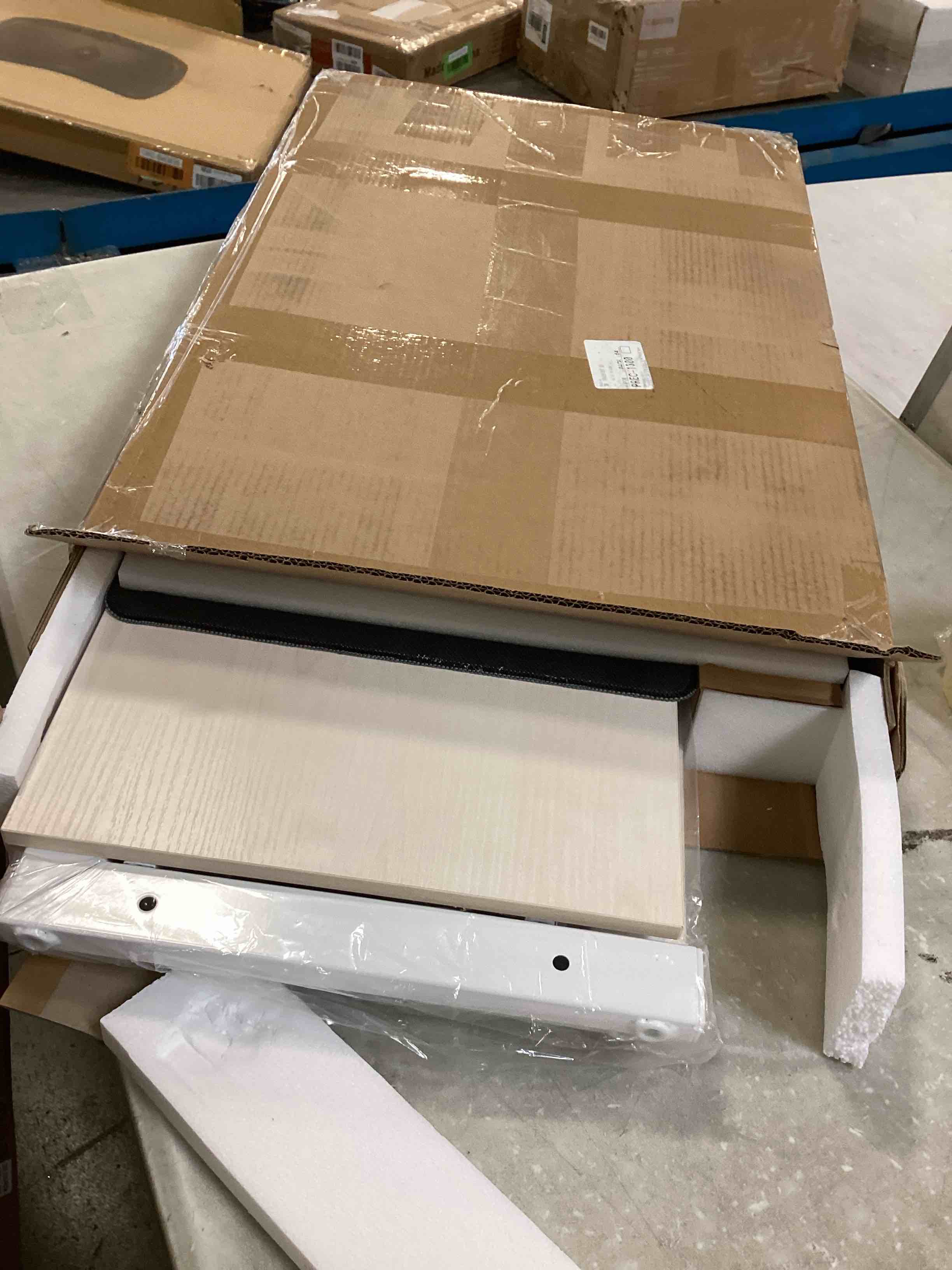 https://s3.amazonaws.com/lotting-images-prod/bidfta/RED6118218_1710352721661.jpeg