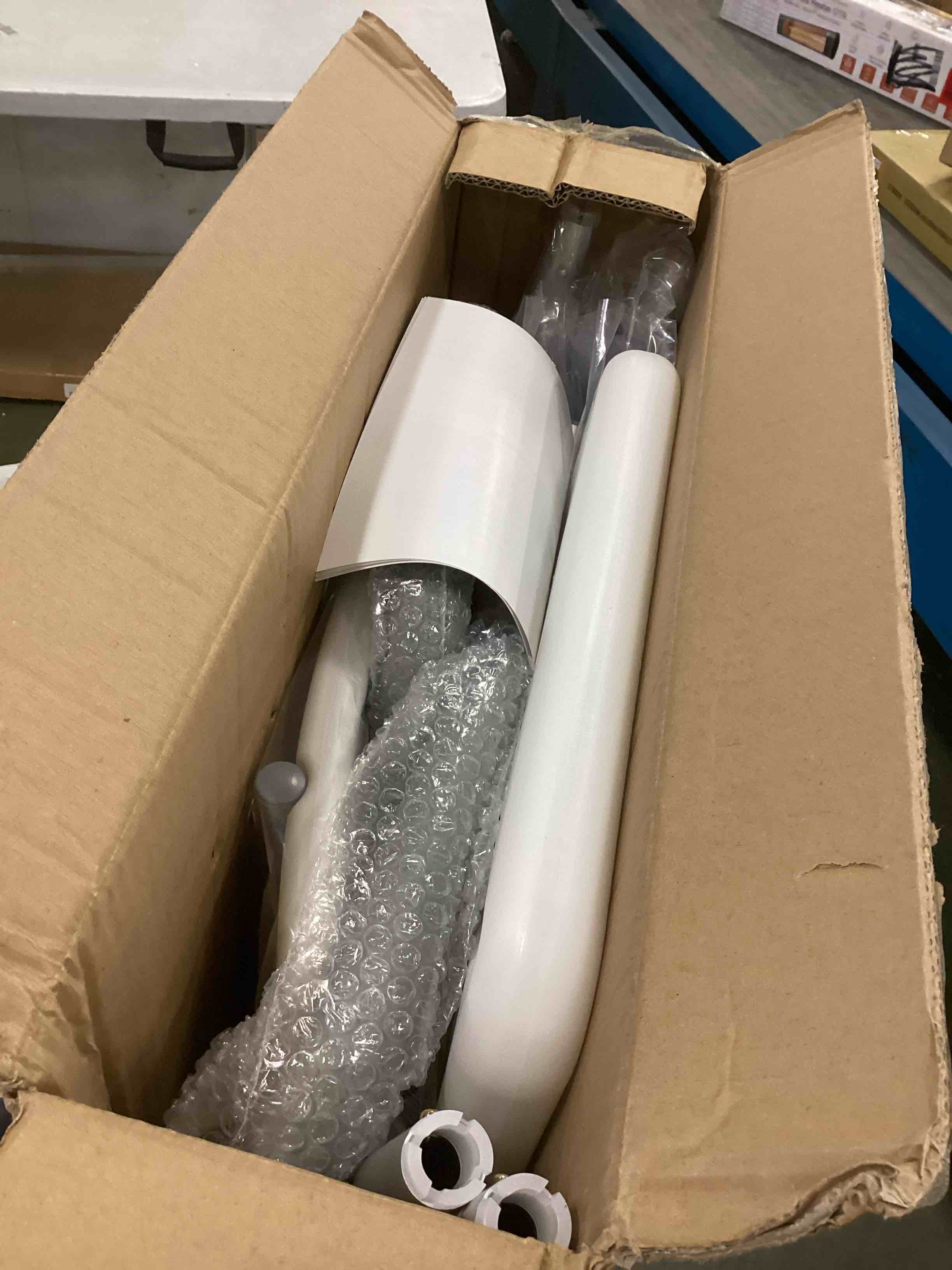 https://s3.amazonaws.com/lotting-images-prod/bidfta/RED6118615_1710516803378.jpeg