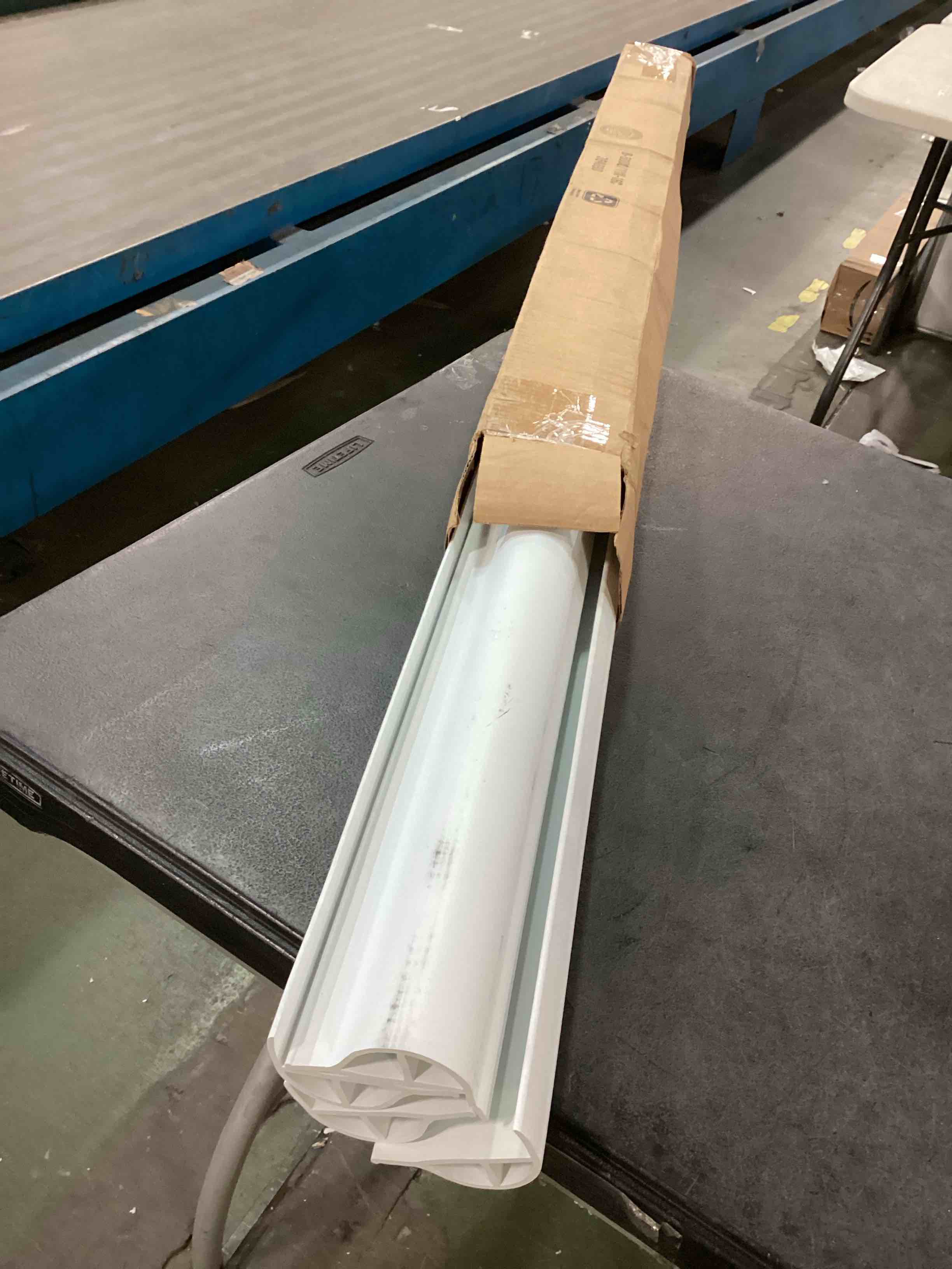 https://s3.amazonaws.com/lotting-images-prod/bidfta/RED6118912_1710783808638.jpeg