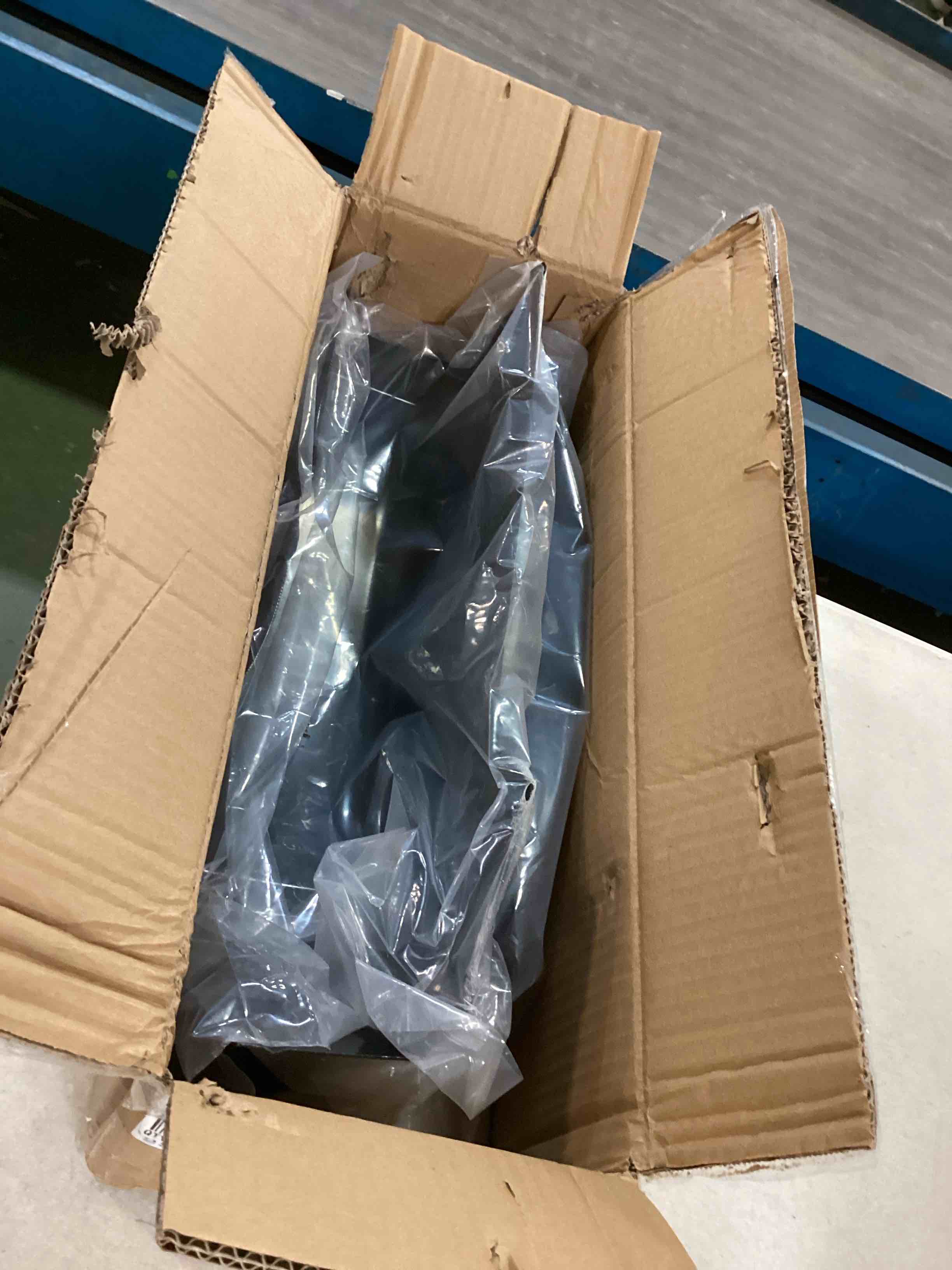 https://s3.amazonaws.com/lotting-images-prod/bidfta/RED6120534_1710853245888.jpeg