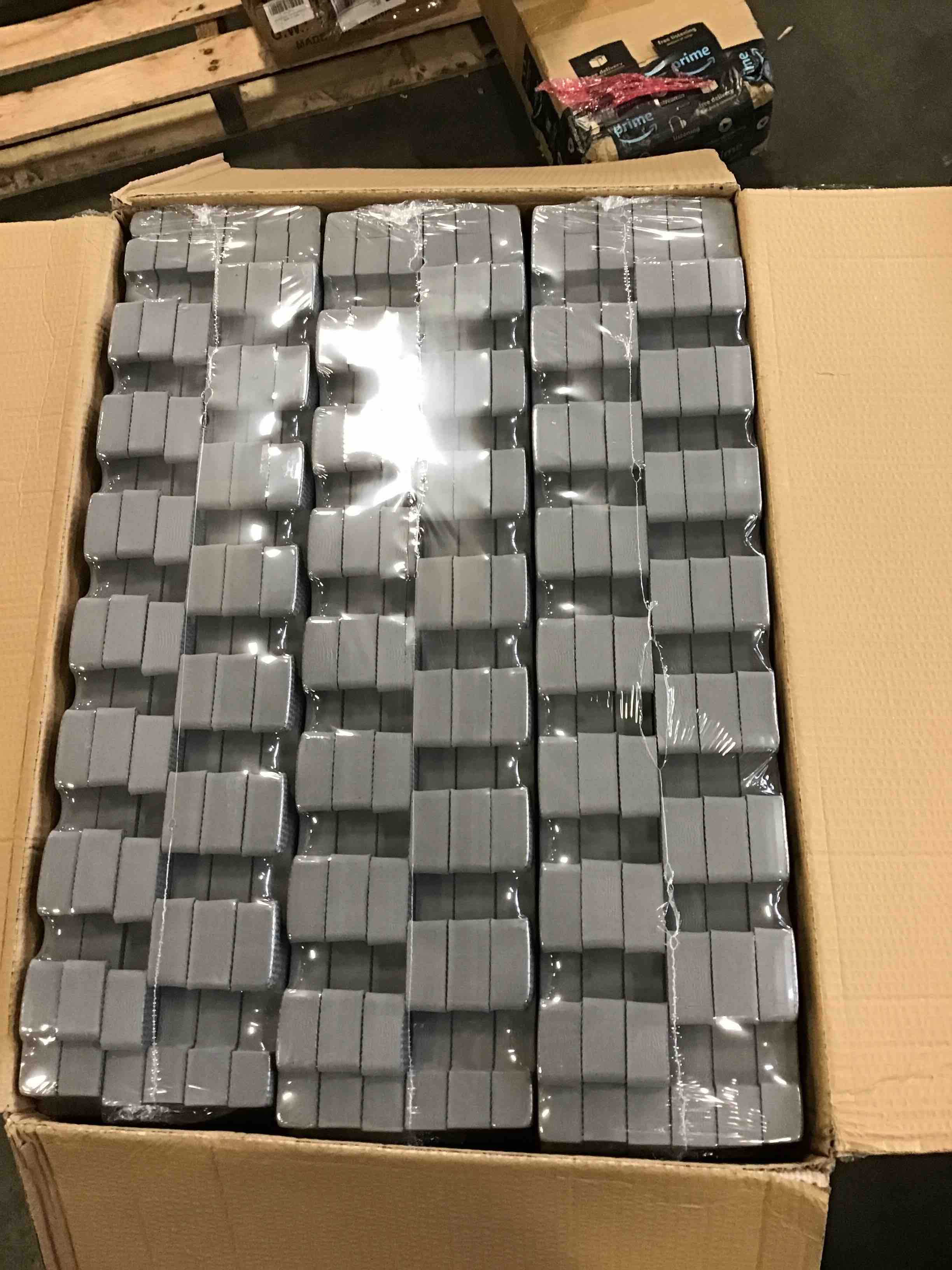 https://s3.amazonaws.com/lotting-images-prod/bidfta/RED6126714_1710776828626.jpeg