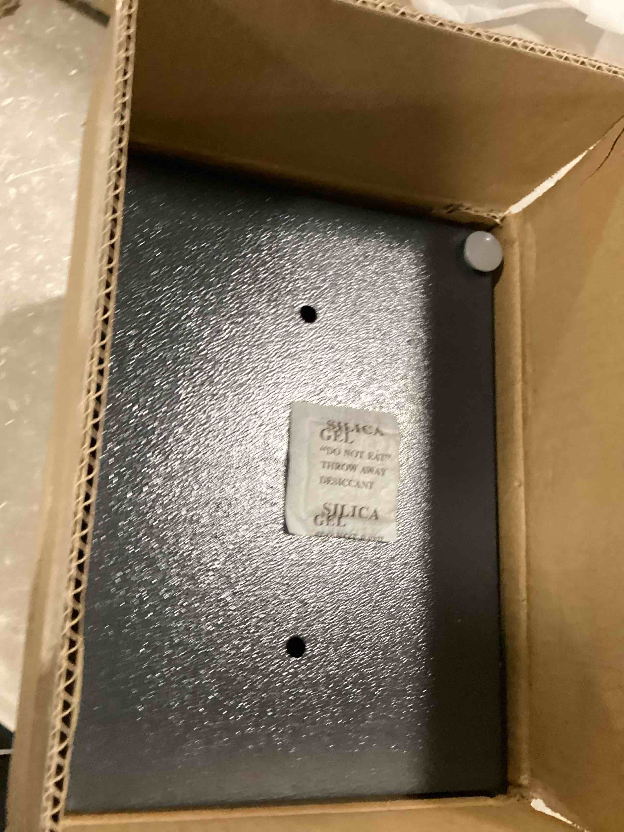 https://s3.amazonaws.com/lotting-images-prod/bidfta/RED6127219_1721821686477.jpeg