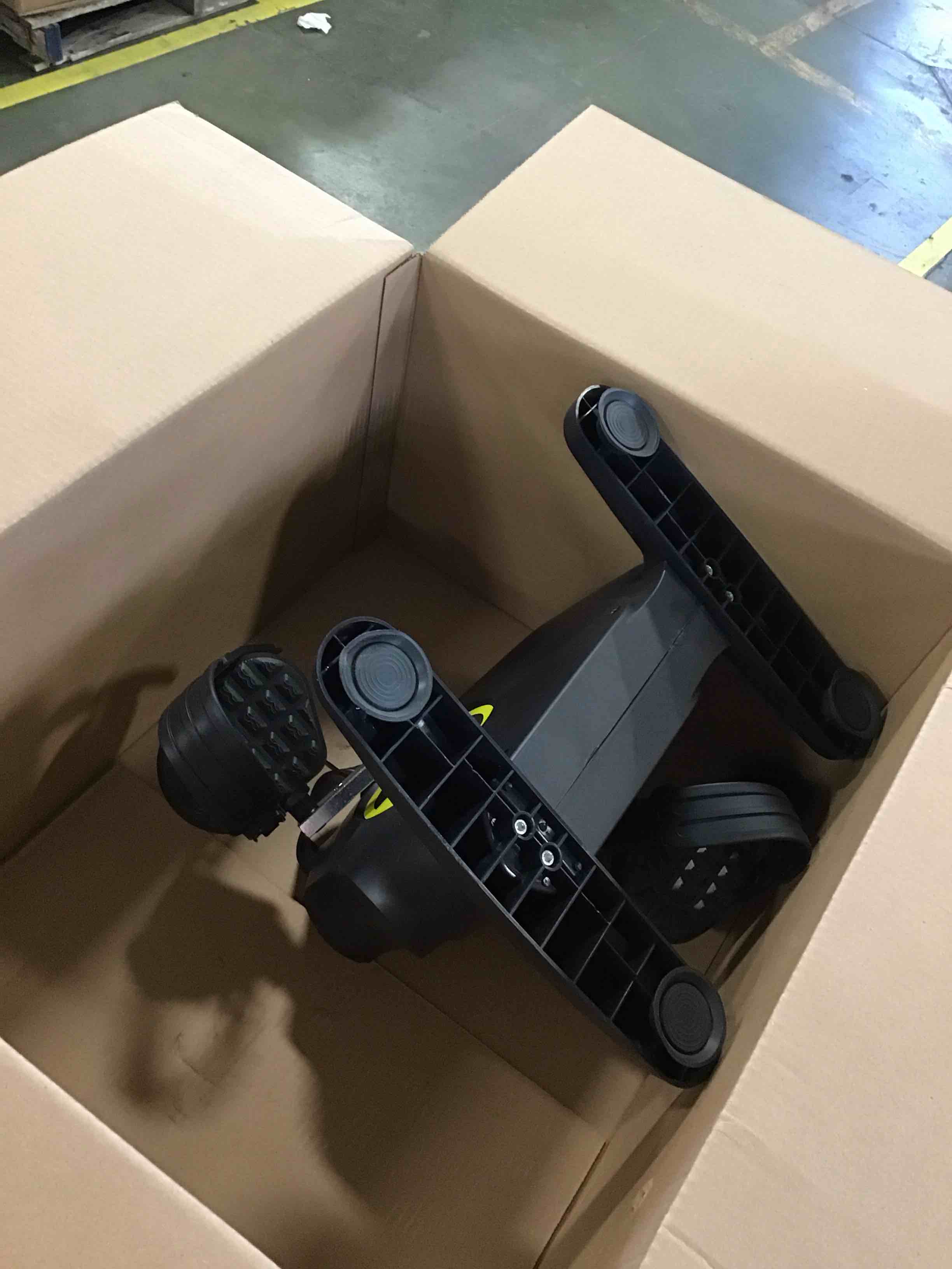 https://s3.amazonaws.com/lotting-images-prod/bidfta/RED6128780_1711112213871.jpeg