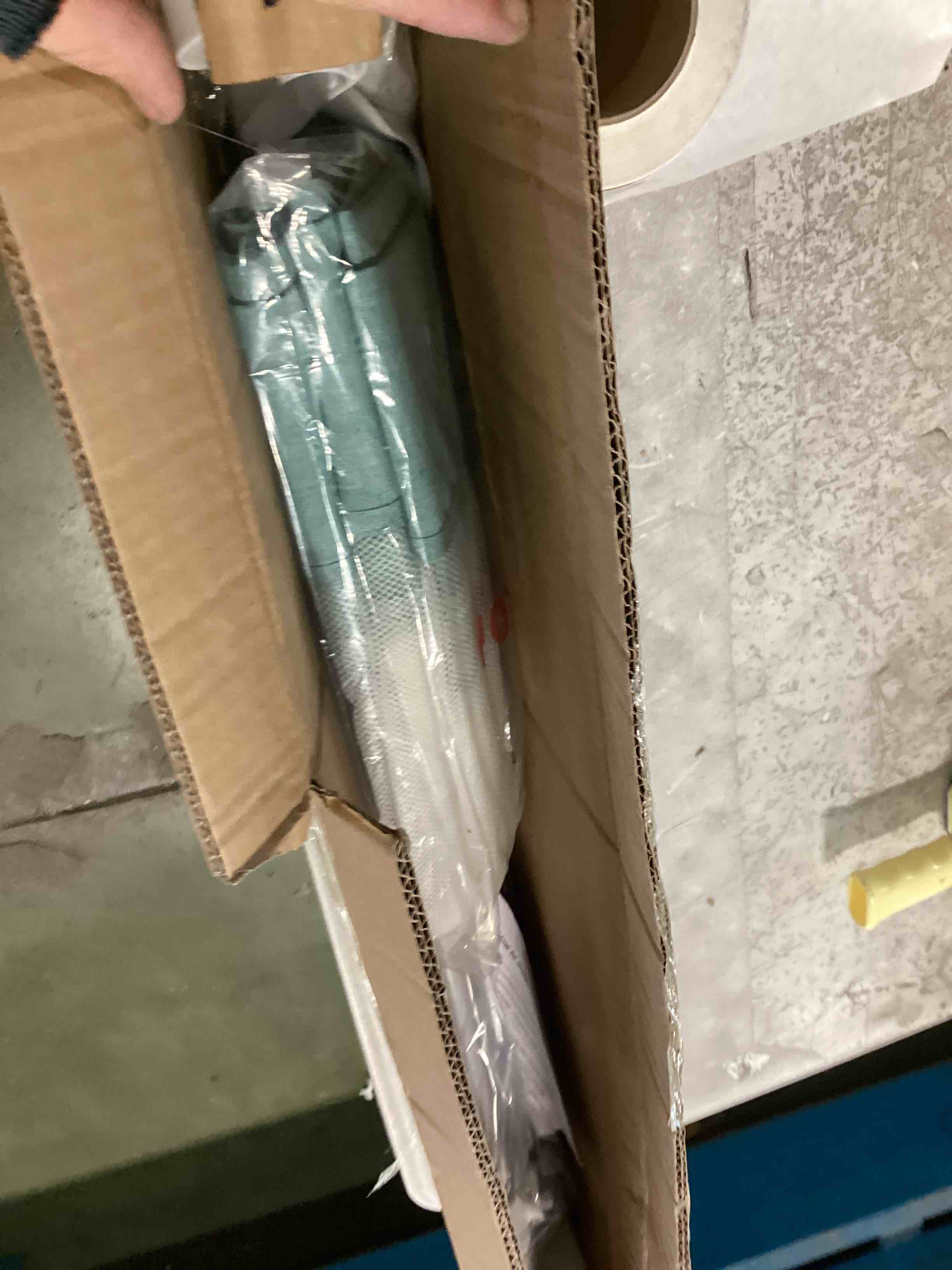 https://s3.amazonaws.com/lotting-images-prod/bidfta/RED6129793_1709215496278.jpeg