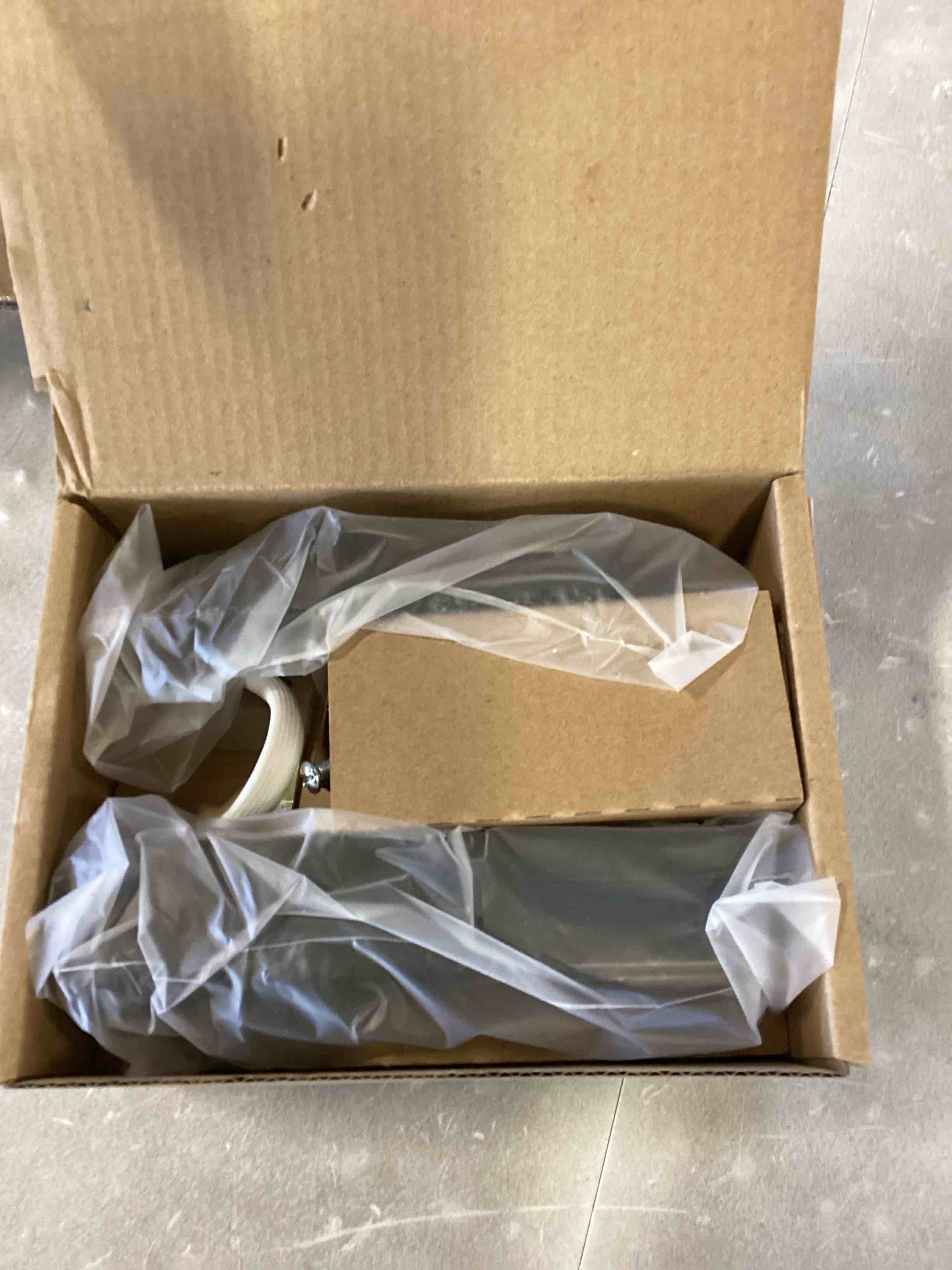 https://s3.amazonaws.com/lotting-images-prod/bidfta/RED6131318_1709240686305.jpeg