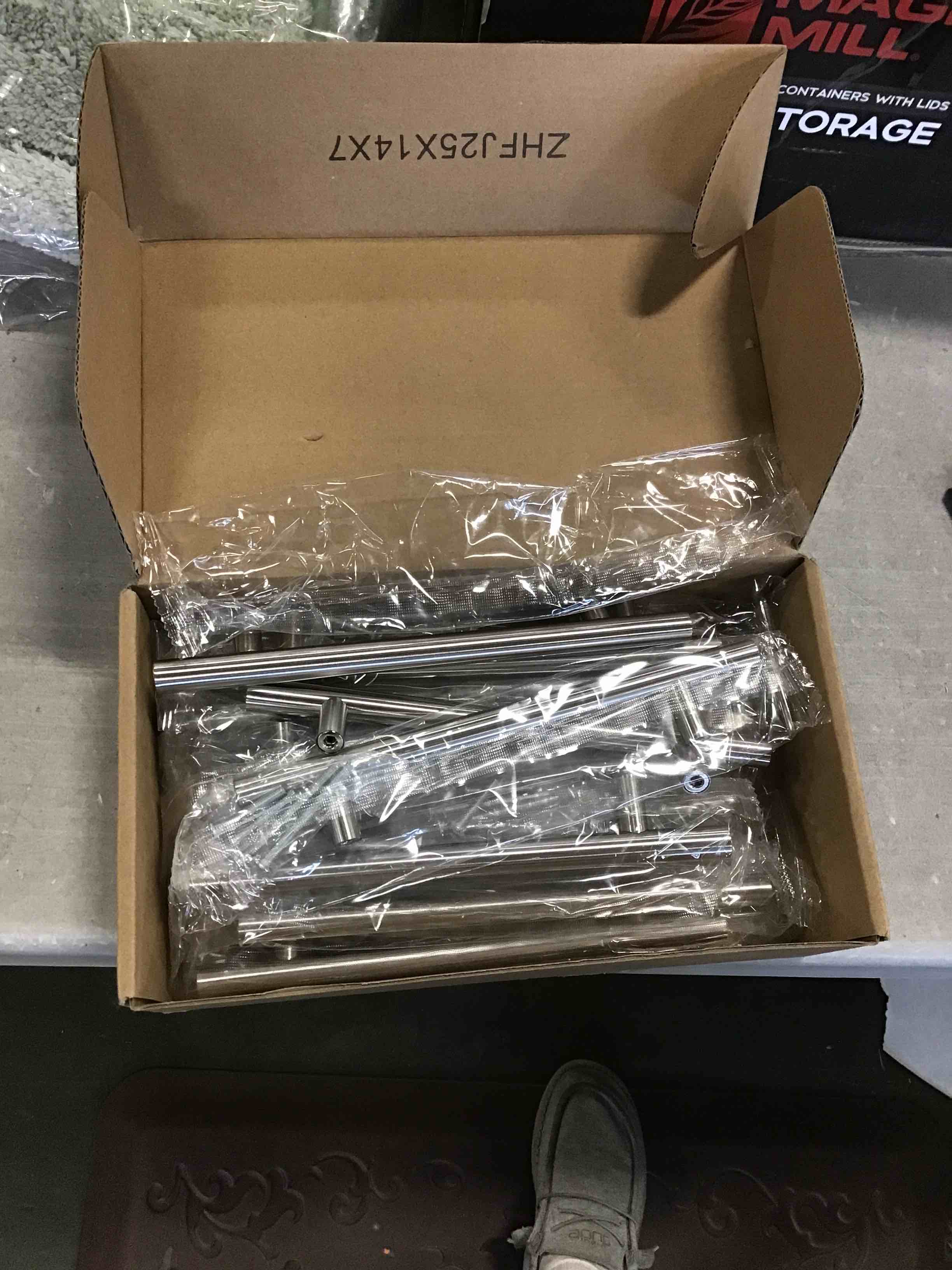 https://s3.amazonaws.com/lotting-images-prod/bidfta/RED6131410_1709645944854.jpeg