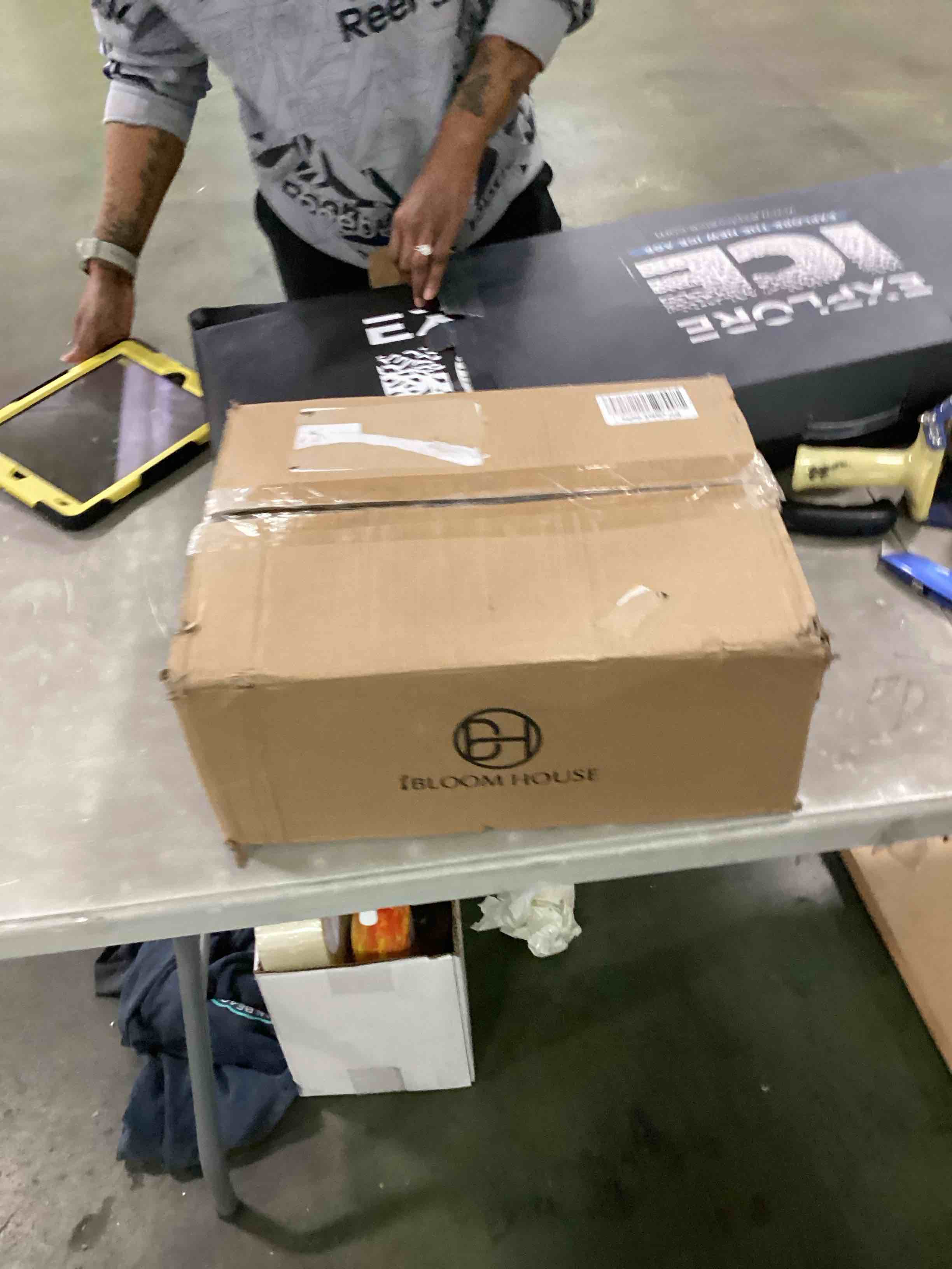 https://s3.amazonaws.com/lotting-images-prod/bidfta/RED6132806_1709650634399.jpeg