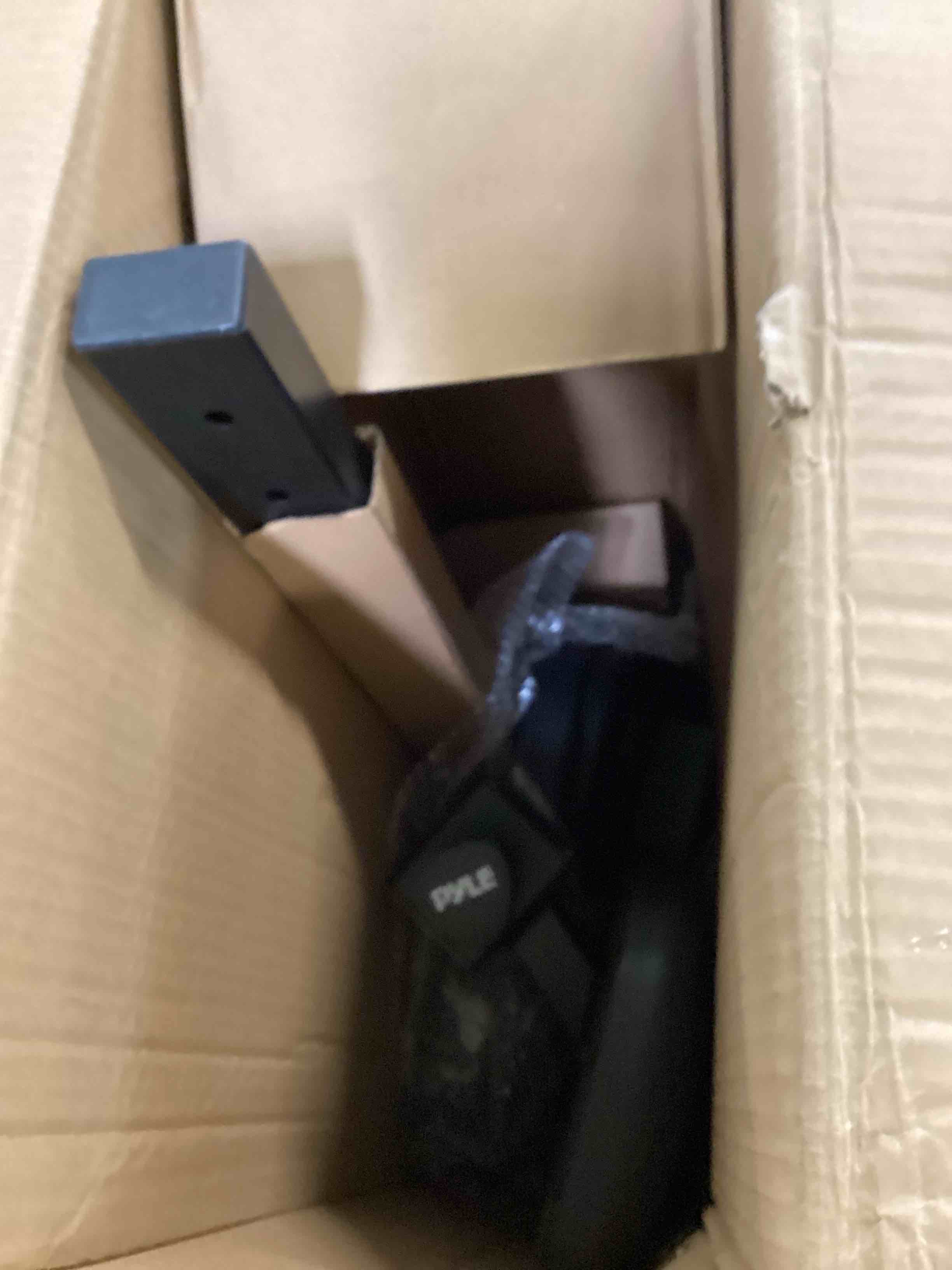 https://s3.amazonaws.com/lotting-images-prod/bidfta/RED6133249_1710174016937.jpeg