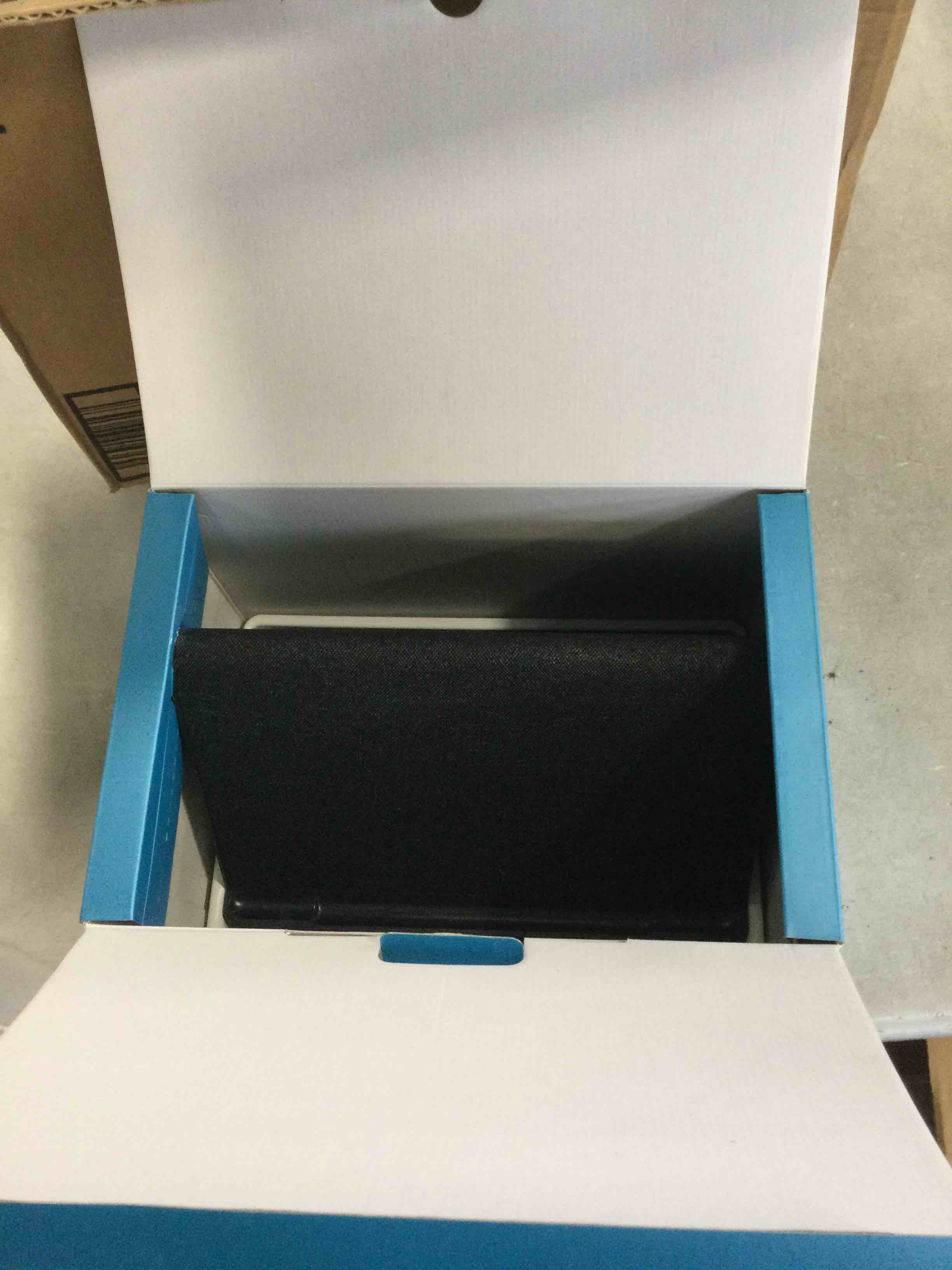https://s3.amazonaws.com/lotting-images-prod/bidfta/RED6137306_1709913537095.jpeg