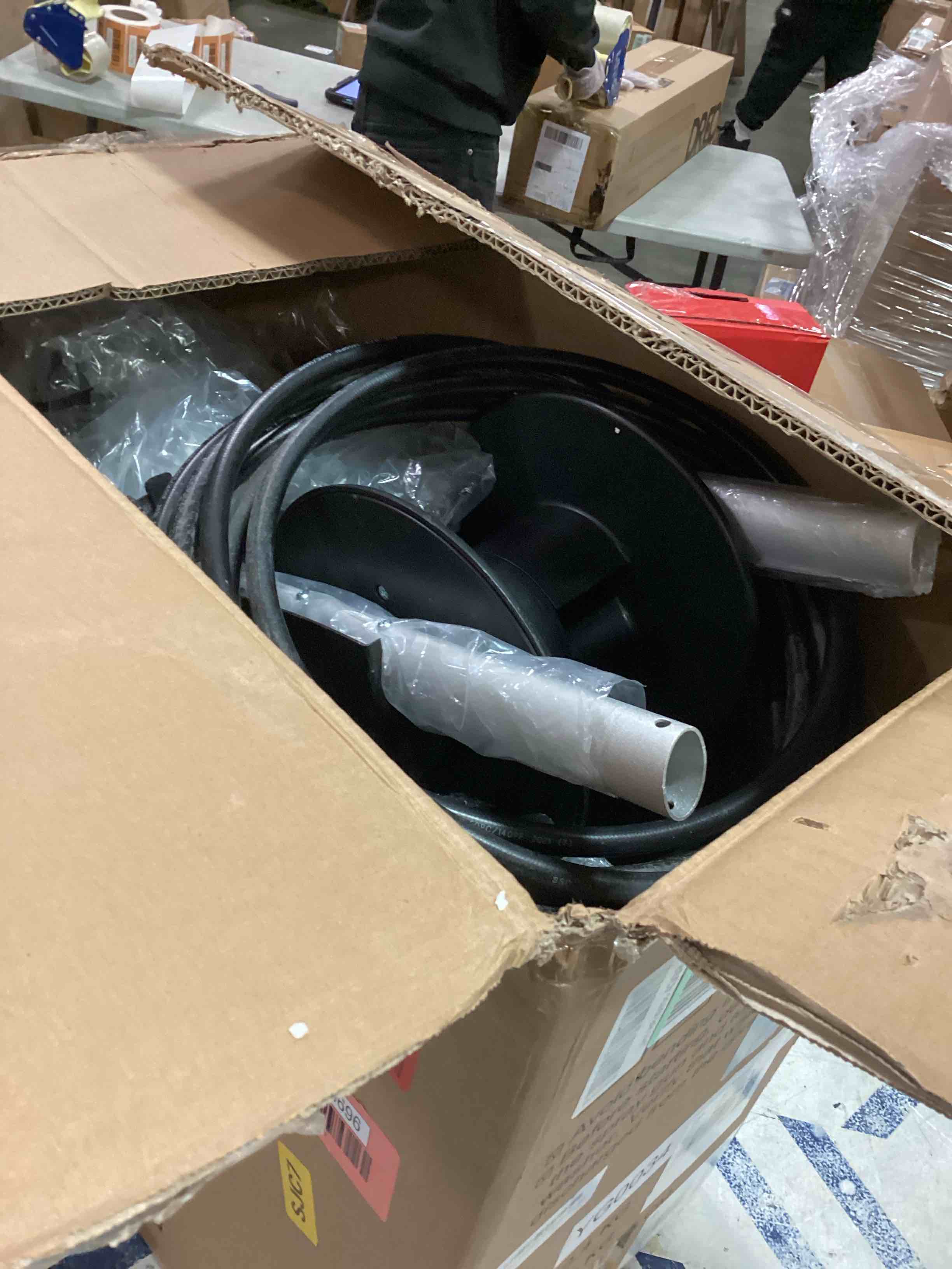 https://s3.amazonaws.com/lotting-images-prod/bidfta/RED6138696_1709670026195.jpeg