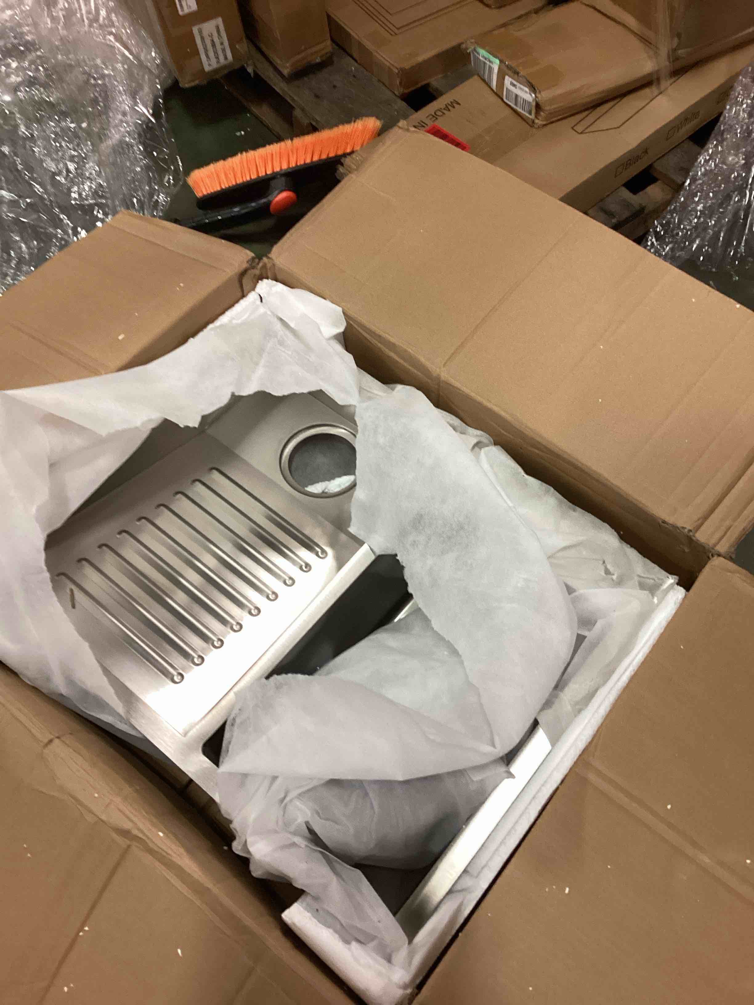 https://s3.amazonaws.com/lotting-images-prod/bidfta/RED6139104_1710418356507.jpeg
