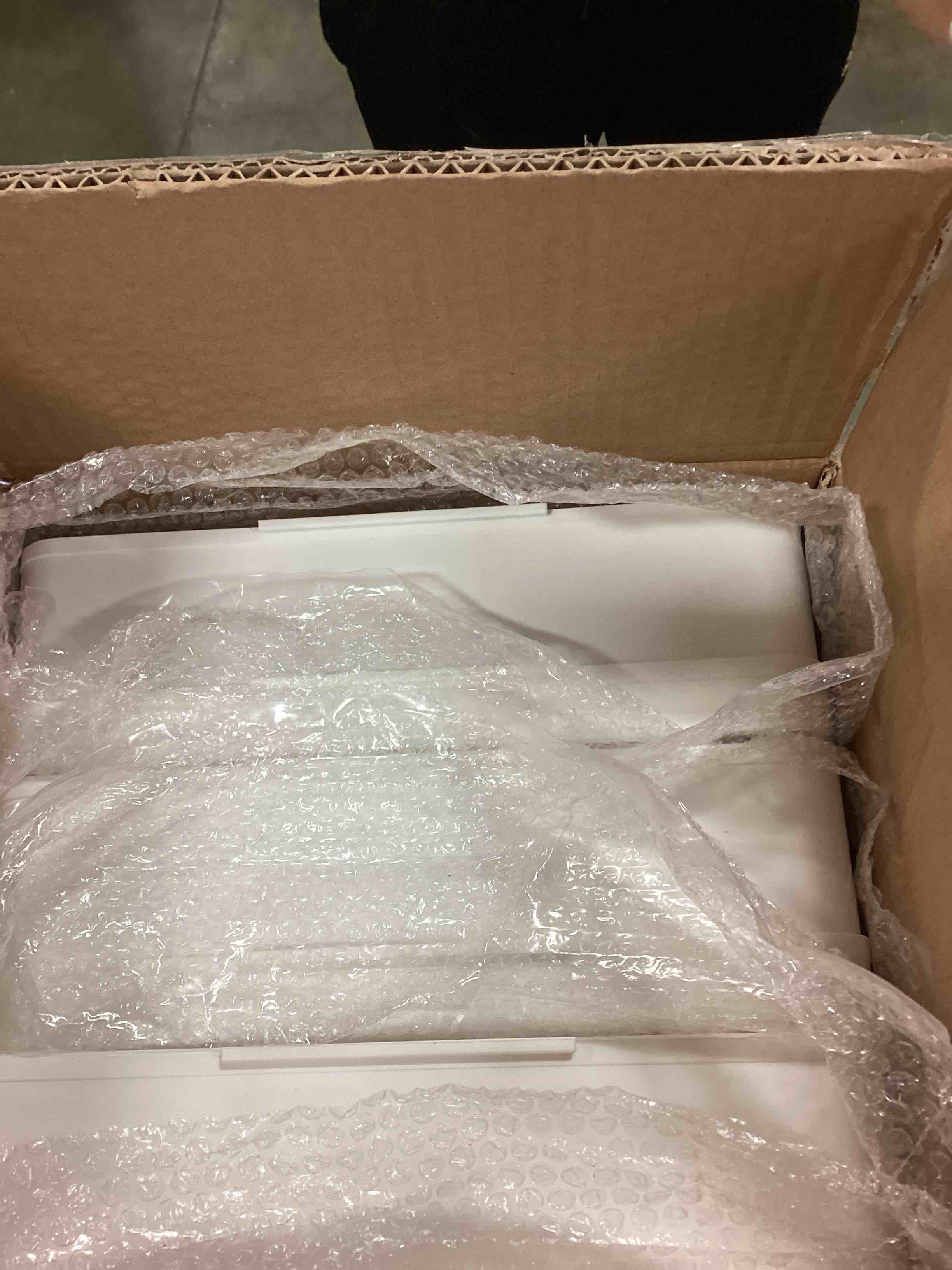 https://s3.amazonaws.com/lotting-images-prod/bidfta/RED6139302_1710772310599.jpeg