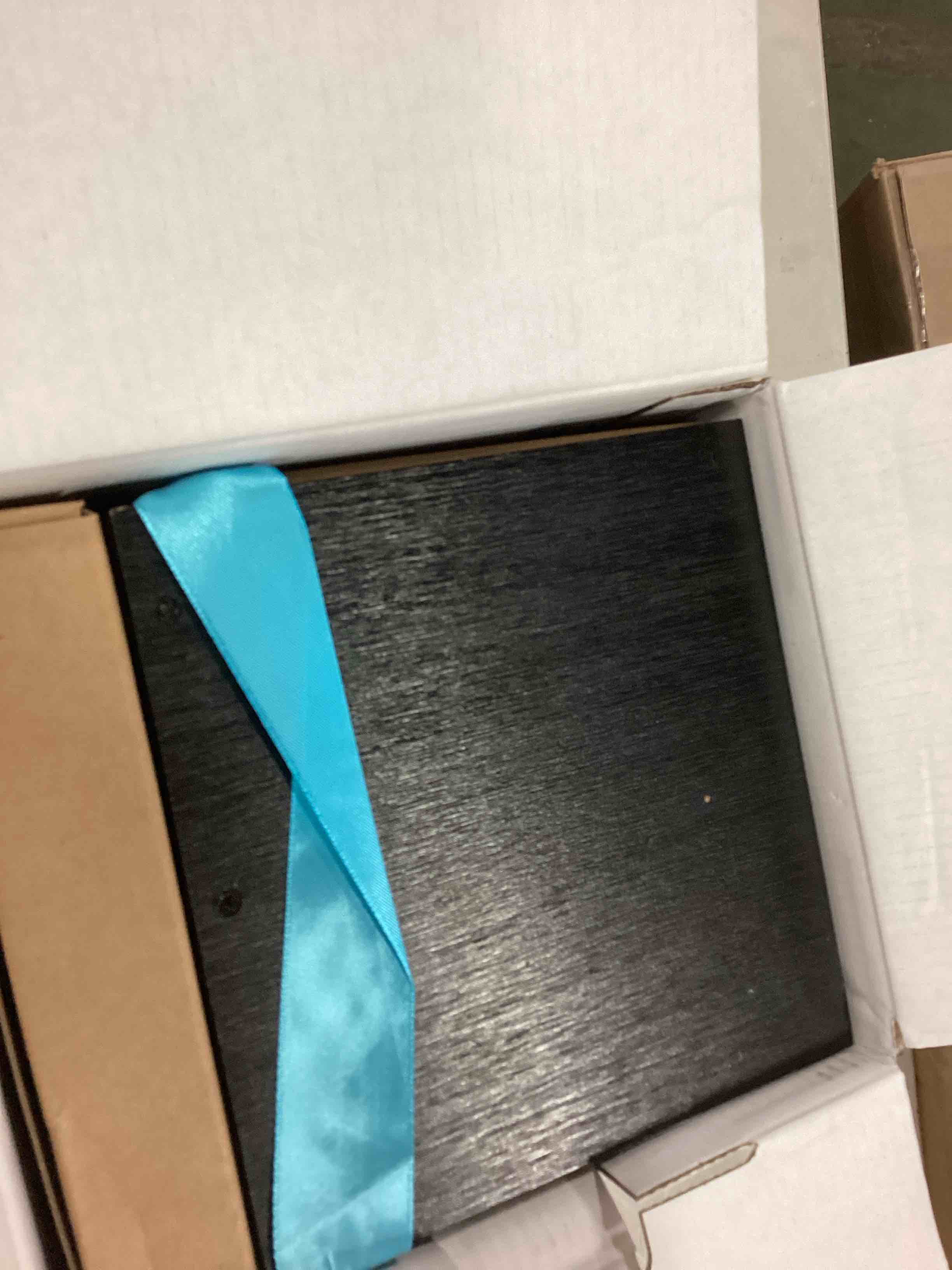 https://s3.amazonaws.com/lotting-images-prod/bidfta/RED6139918_1711569612693.jpeg