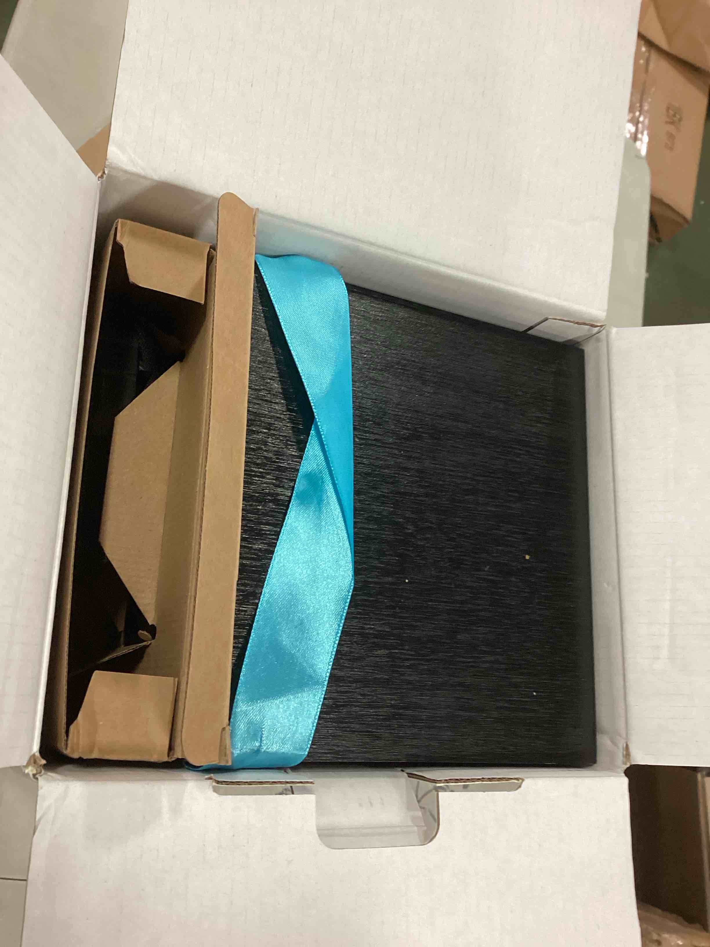 https://s3.amazonaws.com/lotting-images-prod/bidfta/RED6139918_1711569626707.jpeg